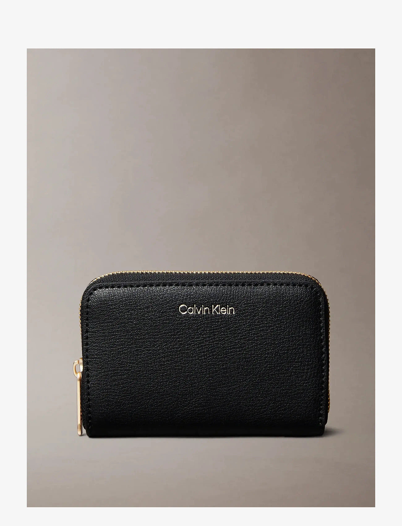 Calvin Klein - FOIL LOGO MEDIUM ZIP AROUND - black/toasted coconut - 0