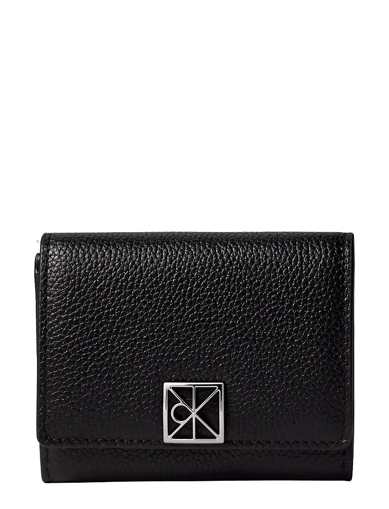 Calvin Klein - EMBLEM HW PEBBLE TRIFOLD W/ZIP - punge - black - 0