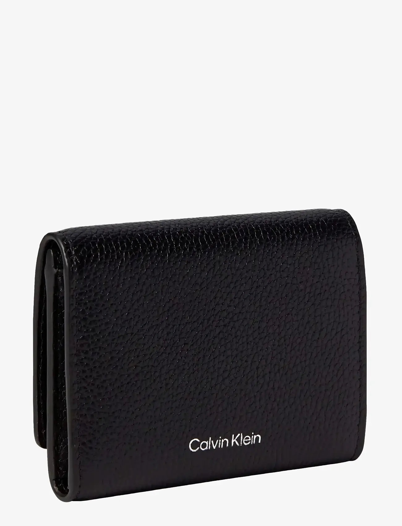 Calvin Klein - EMBLEM HW PEBBLE TRIFOLD W/ZIP - punge - black - 1