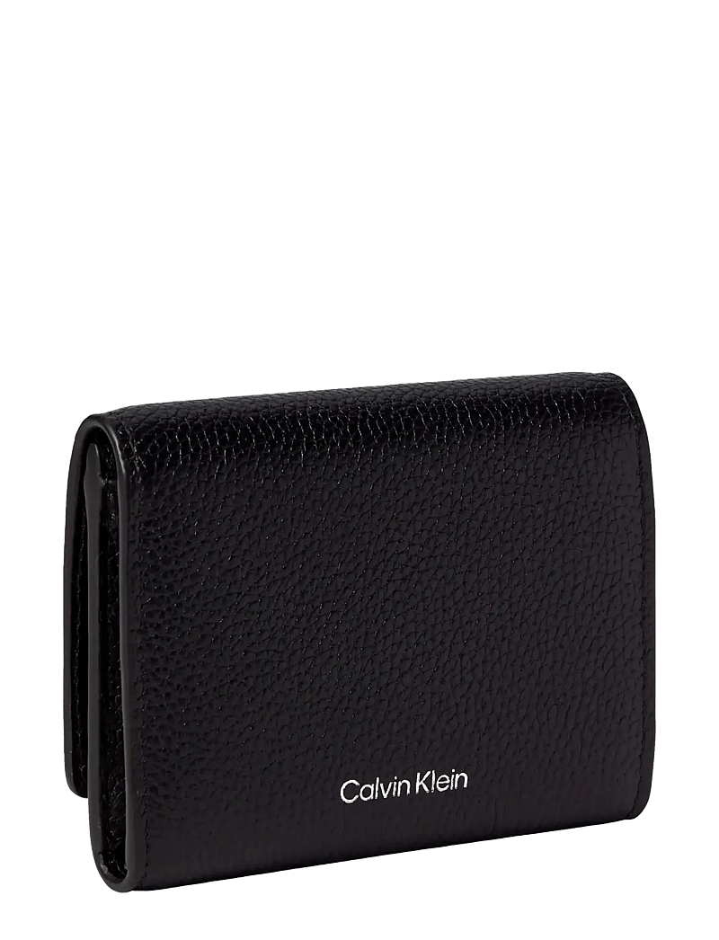 Calvin Klein - EMBLEM HW PEBBLE TRIFOLD W/ZIP - punge - black - 1
