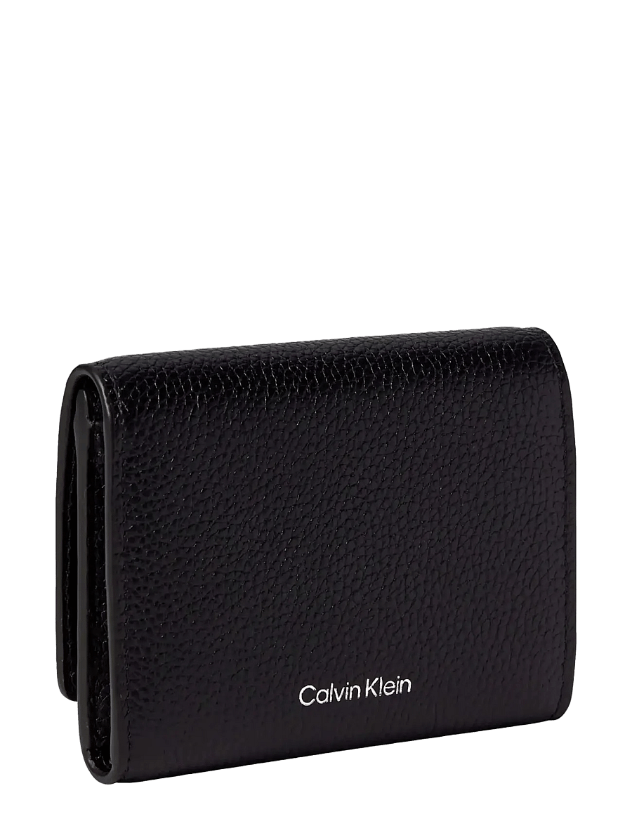 Calvin Klein - EMBLEM HW PEBBLE TRIFOLD W/ZIP - piniginės - black - 1