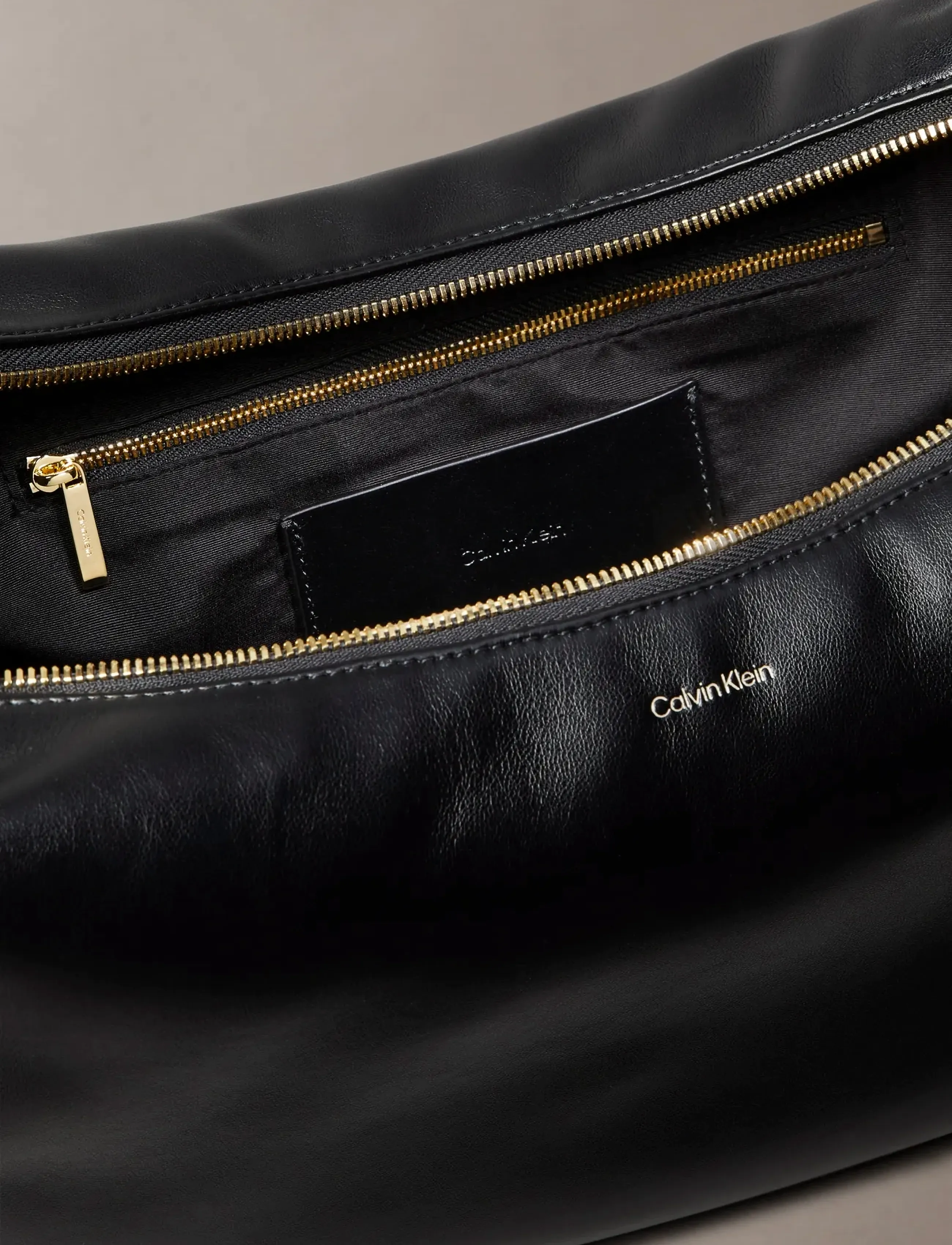 Calvin Klein - PINCHED SOFT CRESCENT LG - vardagsstil - black - 3