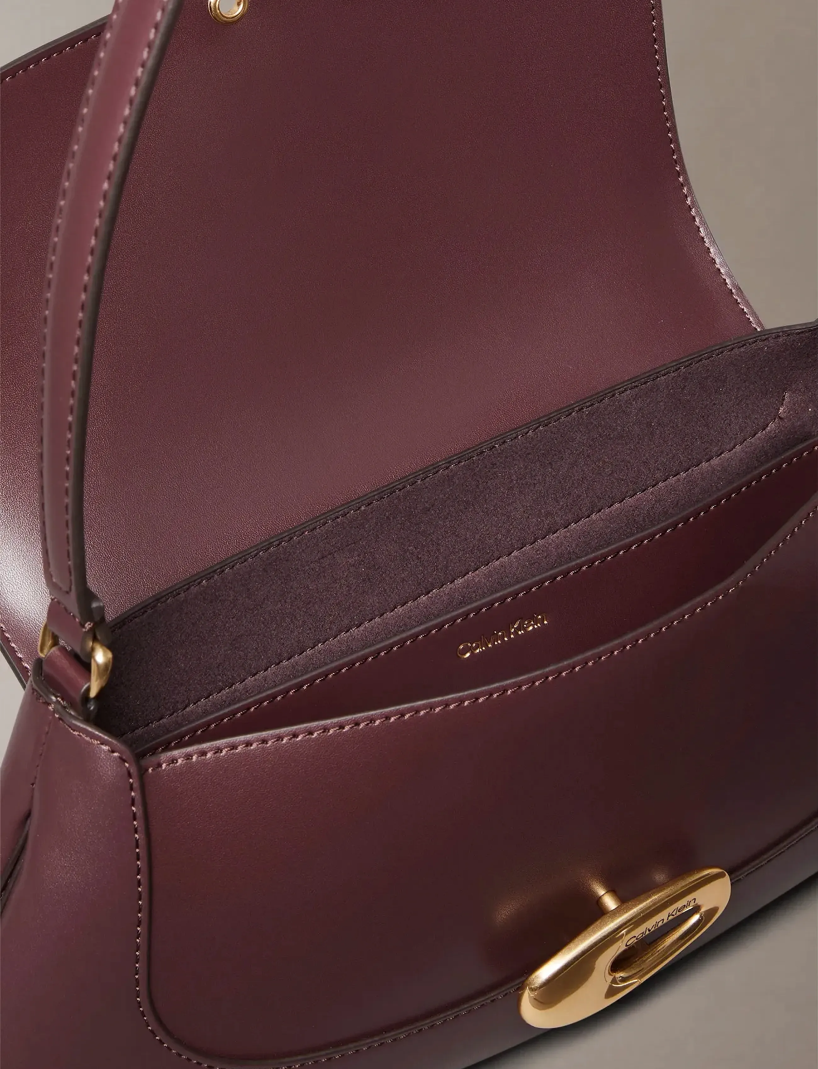 Calvin Klein - HARDWARE FLAP SHOULDER BAG - fudge - 3