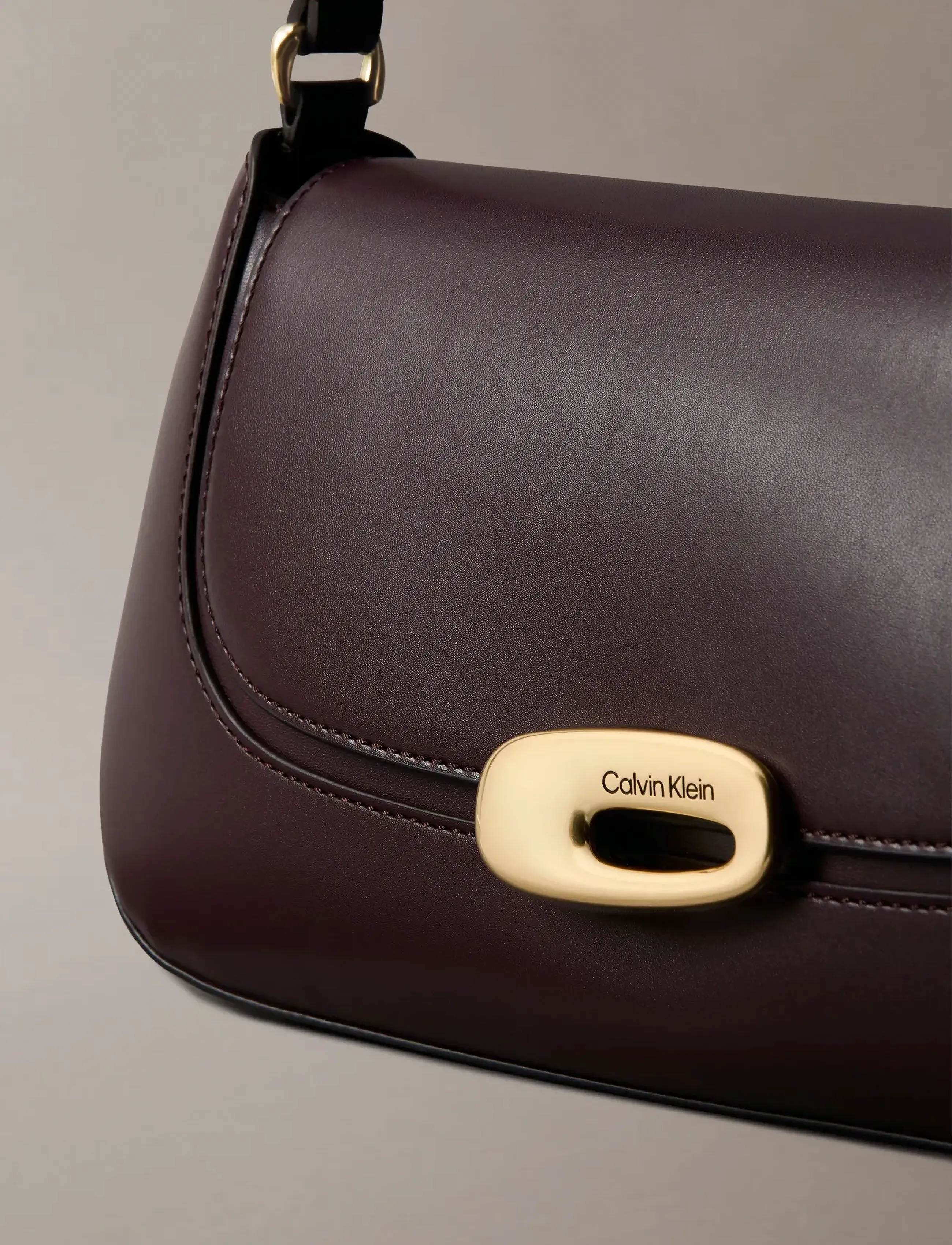 Calvin Klein - HARDWARE FLAP SHOULDER BAG - fudge - 5