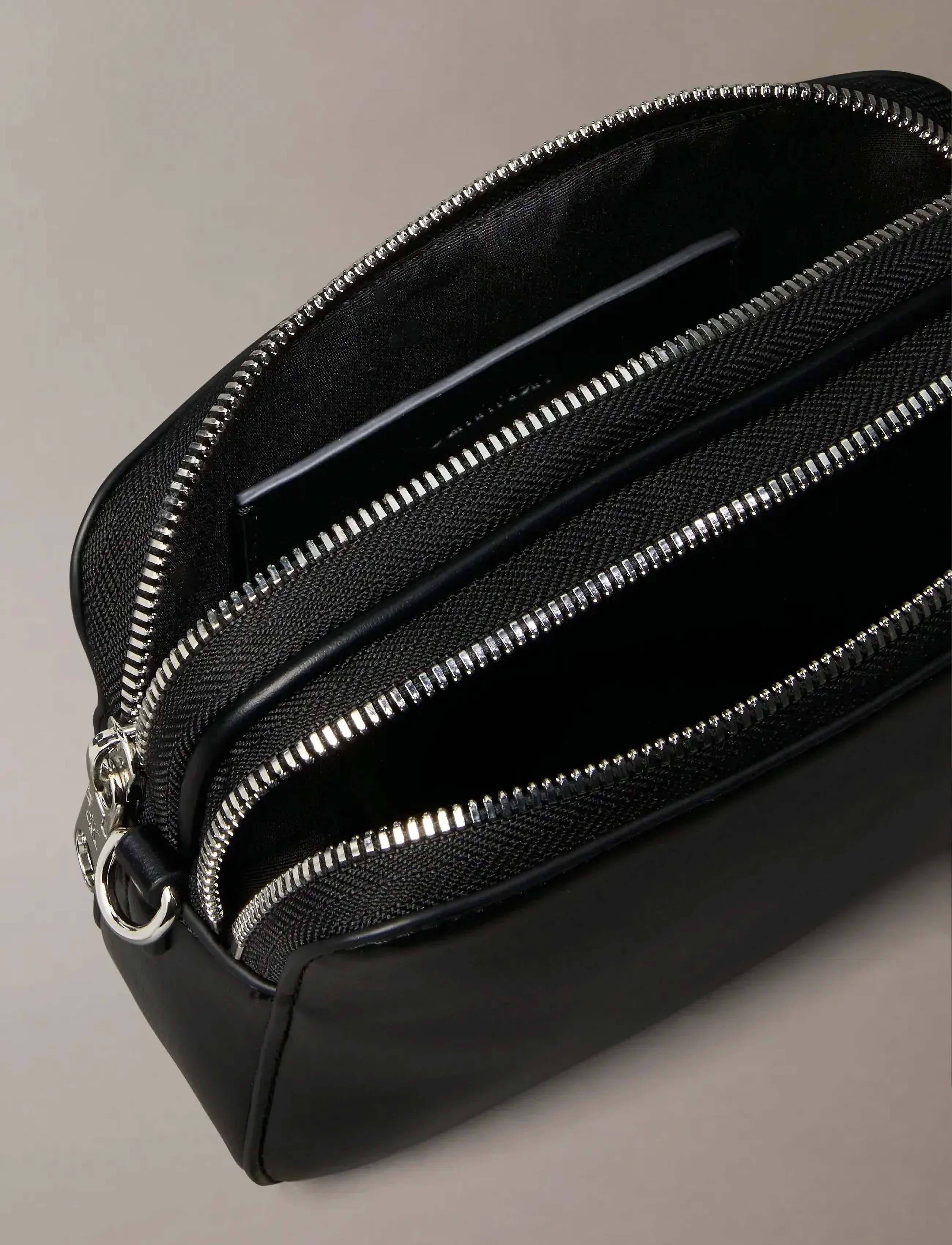 Calvin Klein - WEBBING DOUBLE STRAP CAMERA BAG - aksessuaarid - black / shiny nickel - 1
