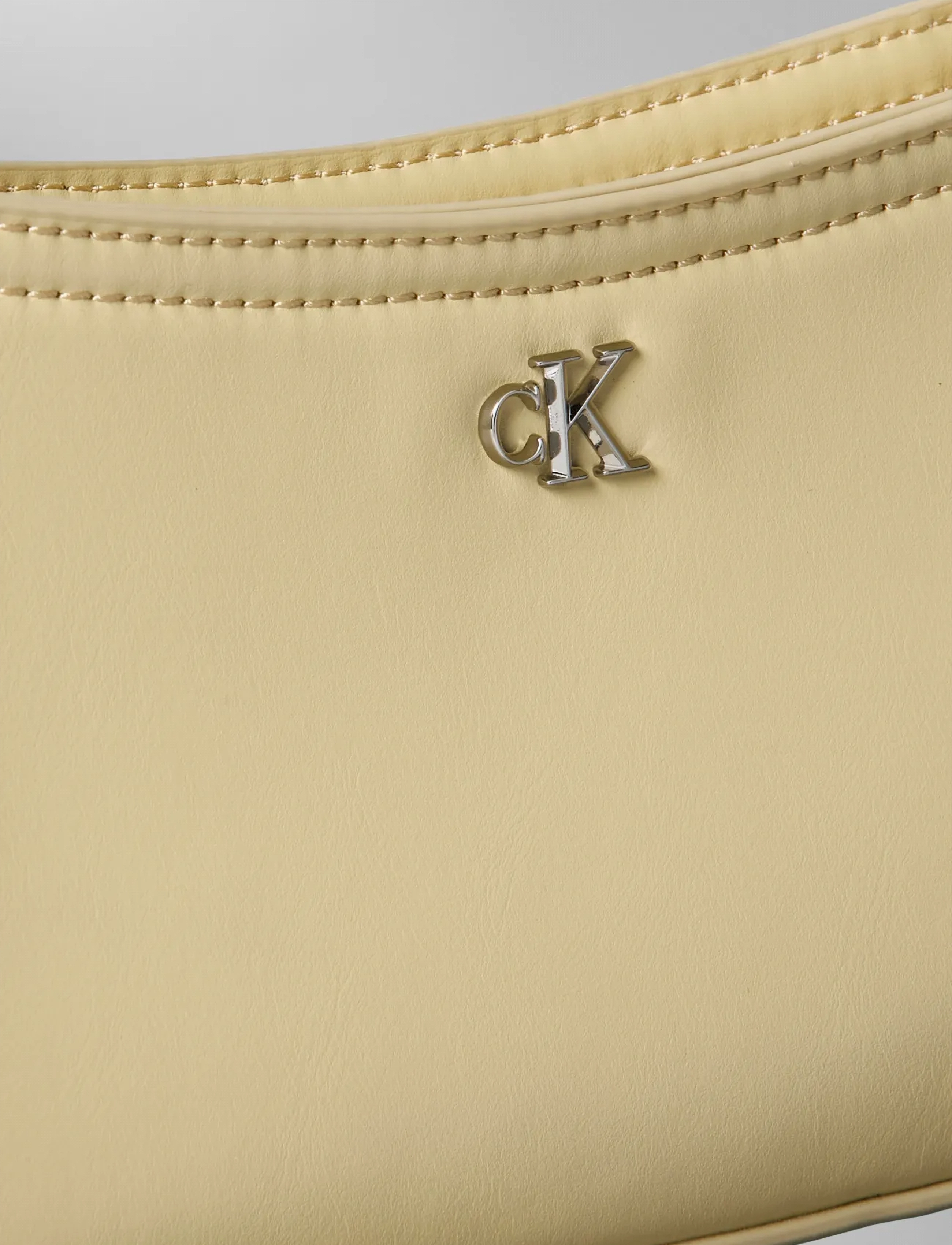 Calvin Klein - CK SMALL SHOULDER BAG - juhlamuotia outlet-hintaan - parsnip - 4