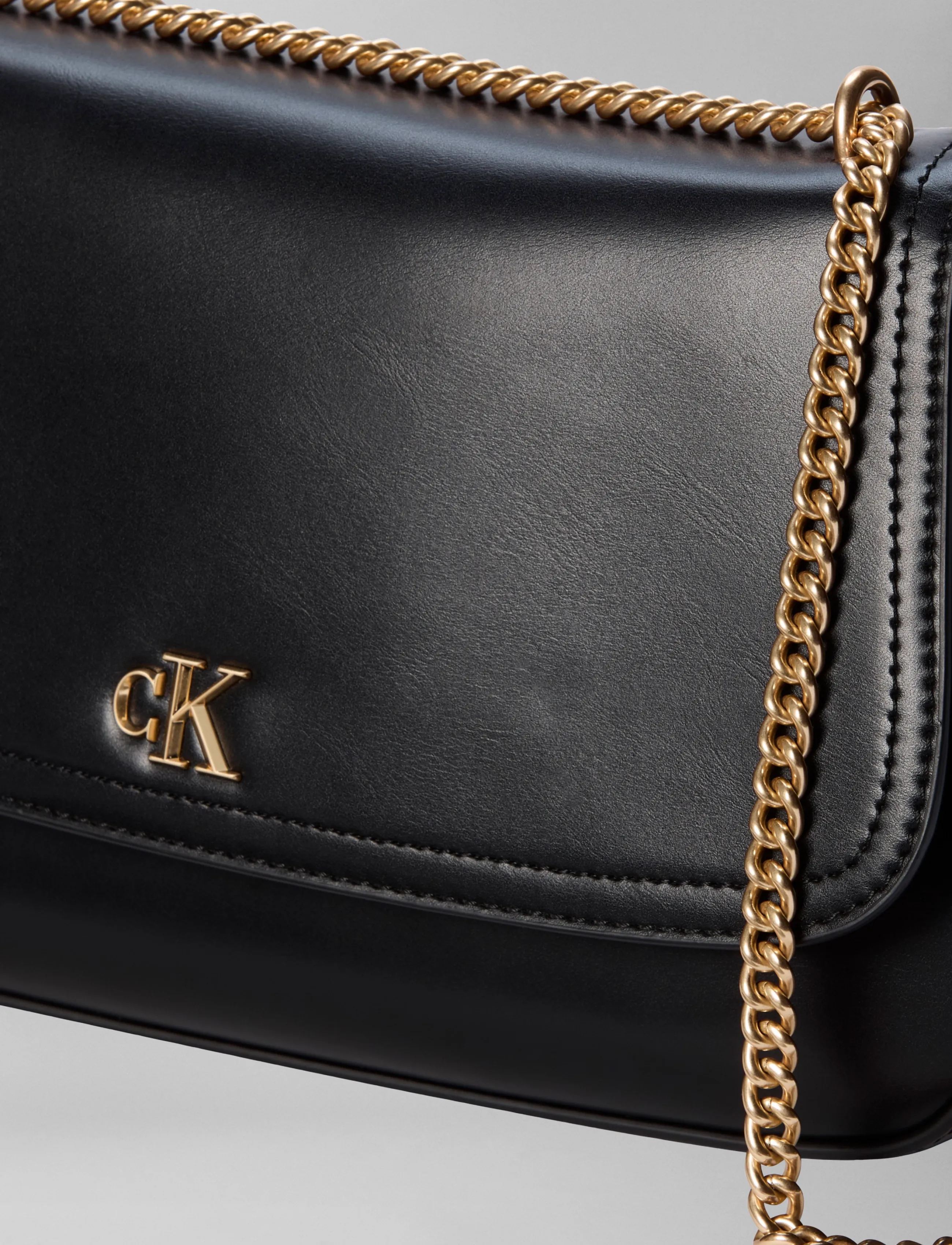 Calvin Klein - CK CONVERTIBLE CHAIN MEDIUM BAG - crossbody bags - black - 4