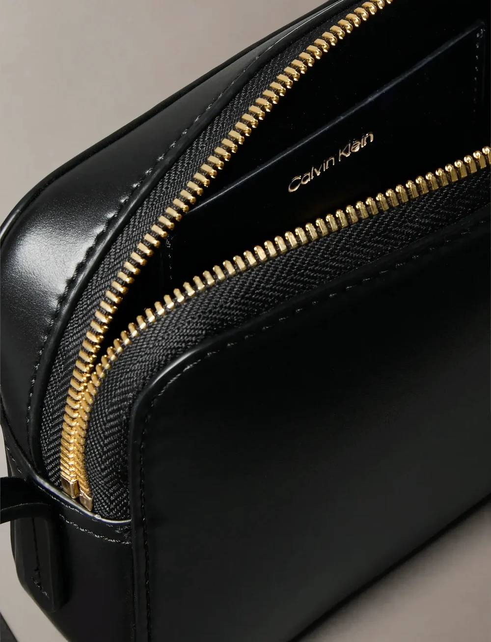 Calvin Klein - CK CAMERA BAG - crossbody bags - black / antique light gold - 4