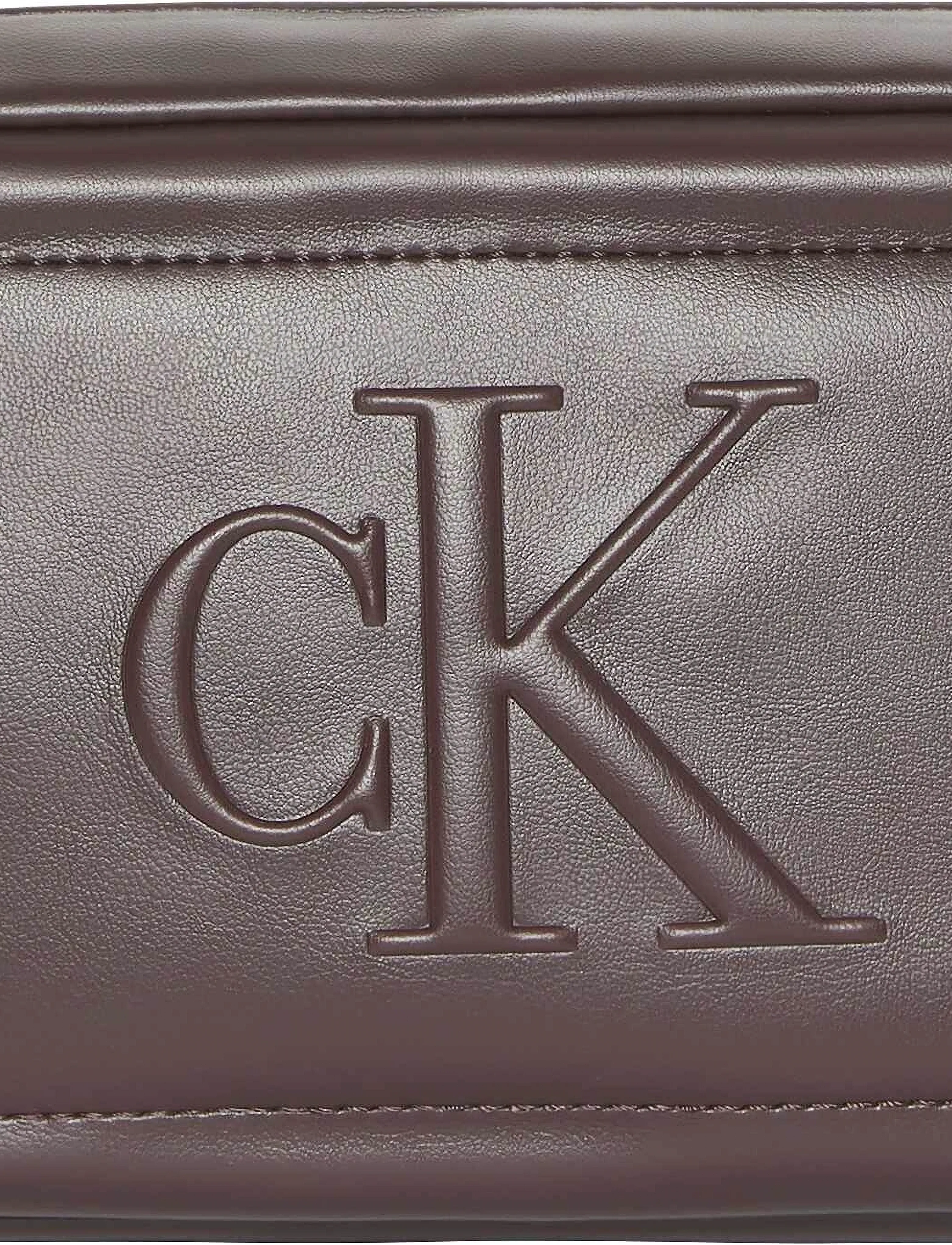Calvin Klein BOLD CK CAMERA BAG - Calvin Klein - FUDGE / burgundy