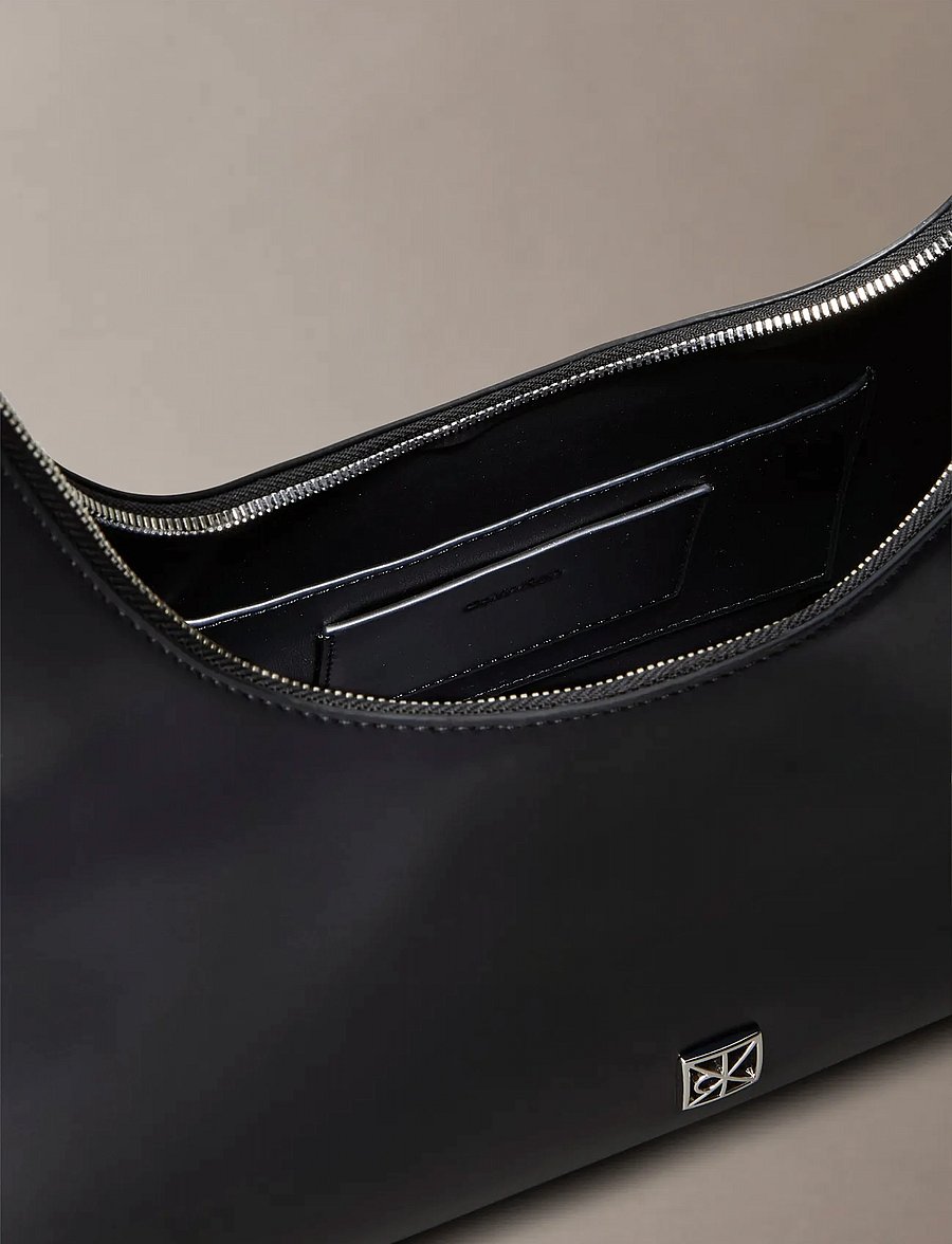 Calvin Klein - EMBLEM HW LTHR SHOULDER BAG - handväskor - black - 2