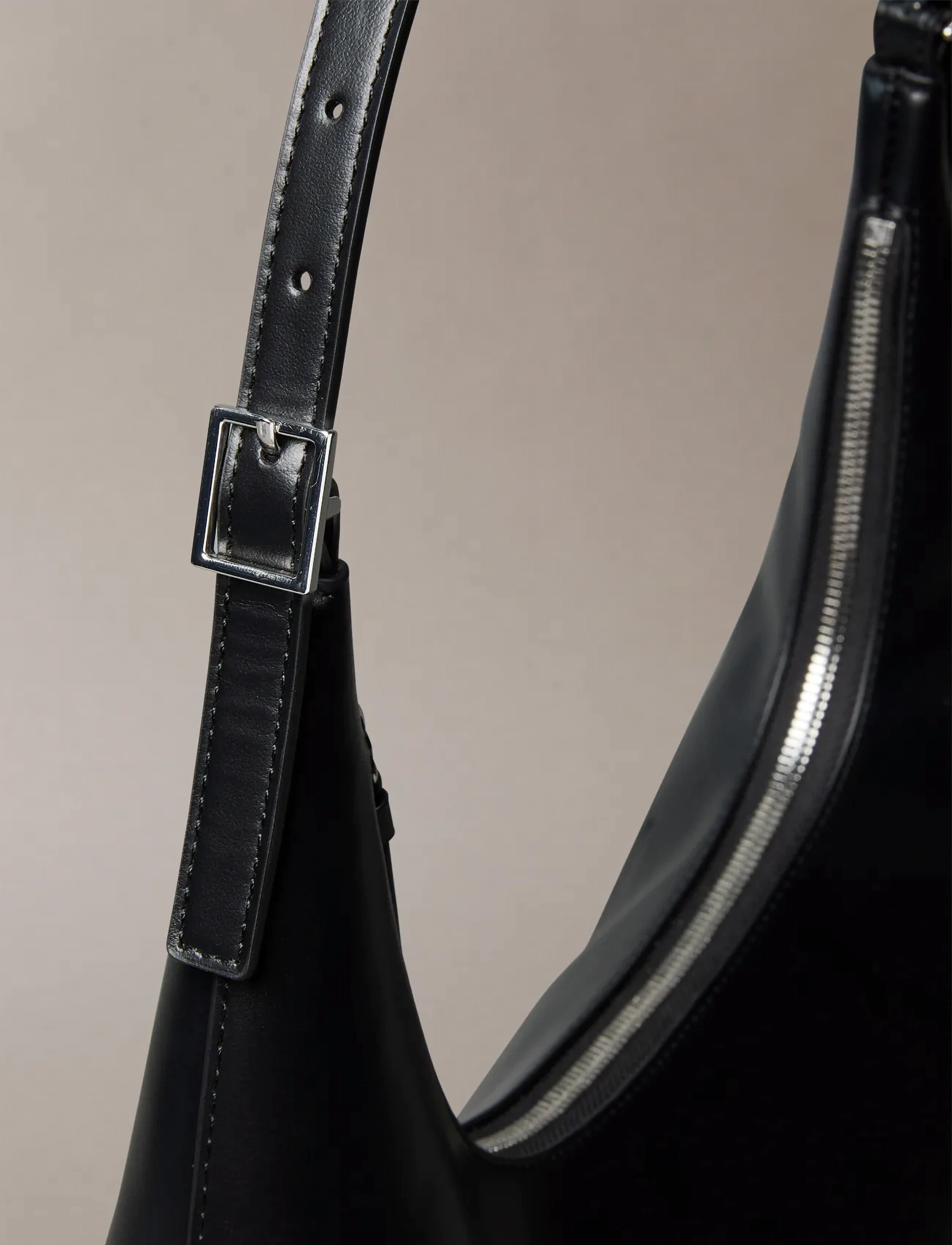 Calvin Klein - EMBLEM HW LTHR SHOULDER BAG - handbags - black - 3