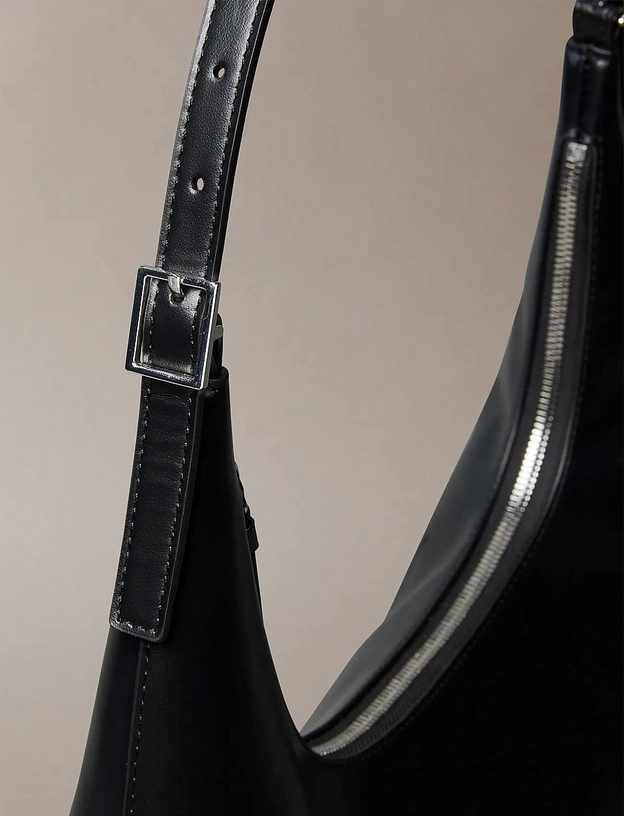 Calvin Klein - EMBLEM HW LTHR SHOULDER BAG - handväskor - black - 3