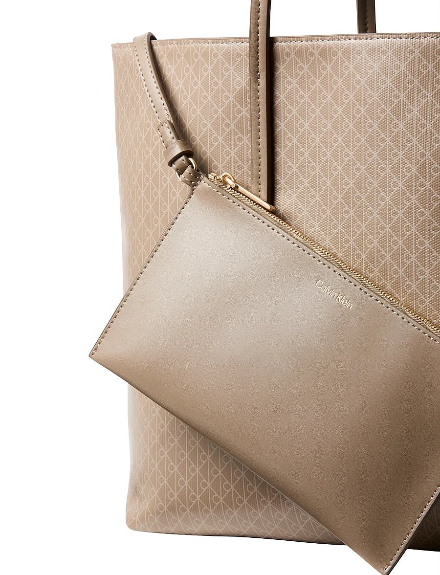Calvin Klein - EMBLEM AOP TOTE W/ POUCH - ostukotid - desert taupe aop - 2