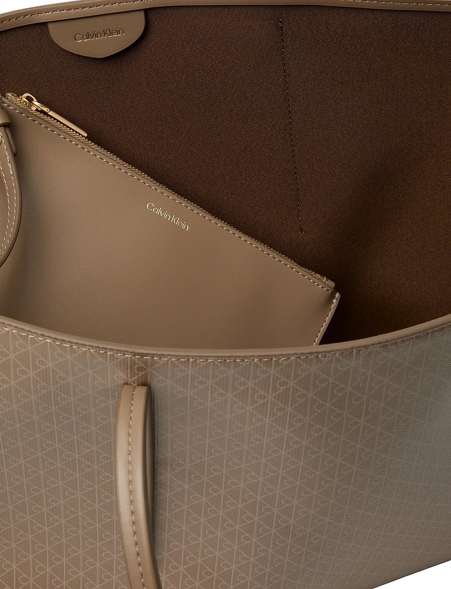 Calvin Klein - EMBLEM AOP TOTE W/ POUCH - ostukotid - desert taupe aop - 3