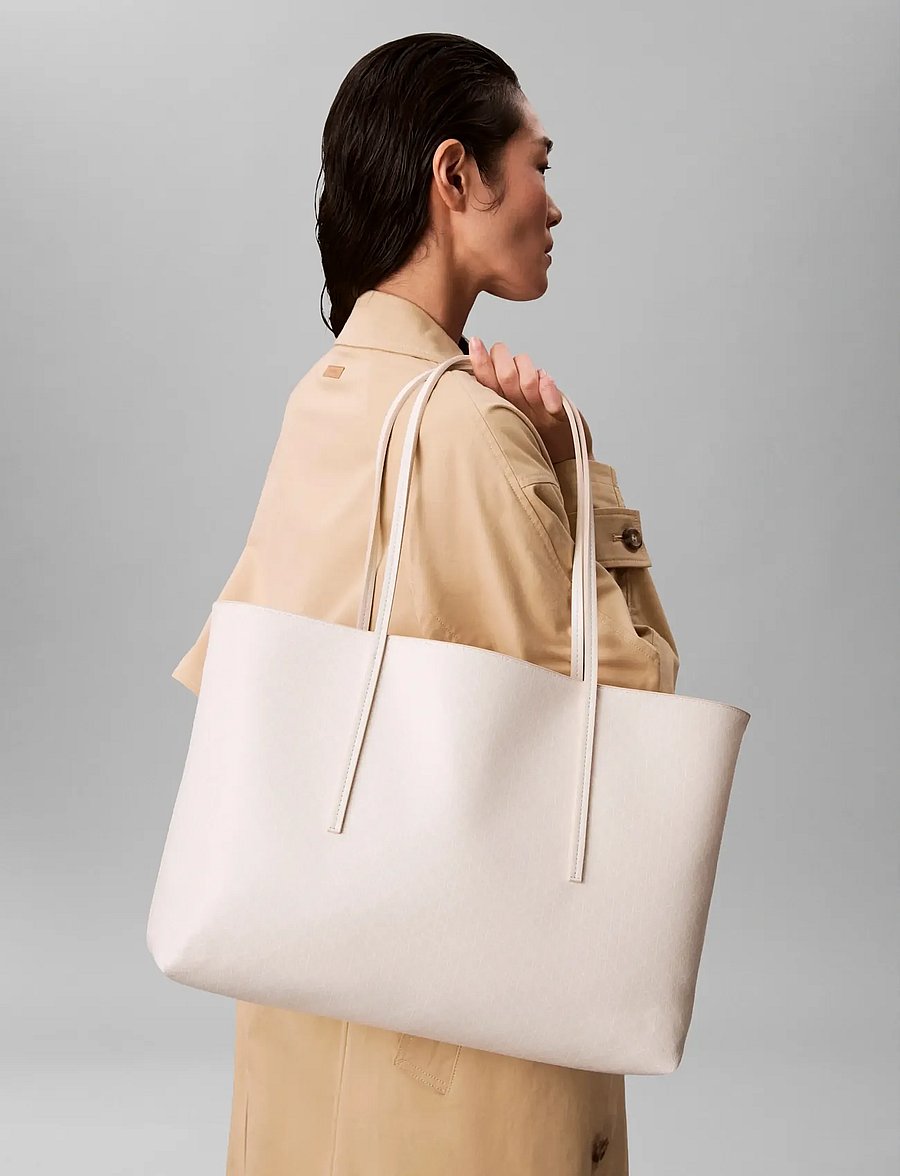 Calvin Klein - EMBLEM AOP TOTE W/ POUCH - shoppere - lily white aop - 0