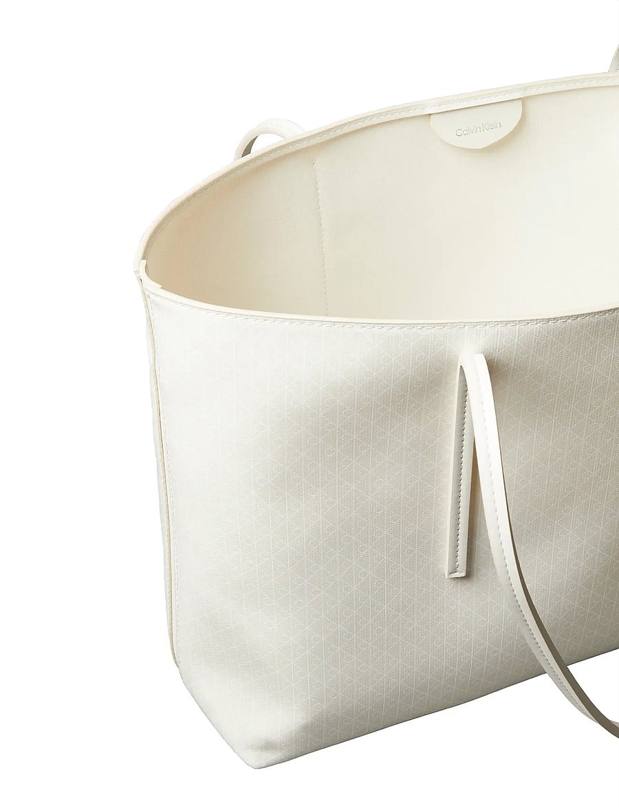 Calvin Klein - EMBLEM AOP TOTE W/ POUCH - shoppere - lily white aop - 4