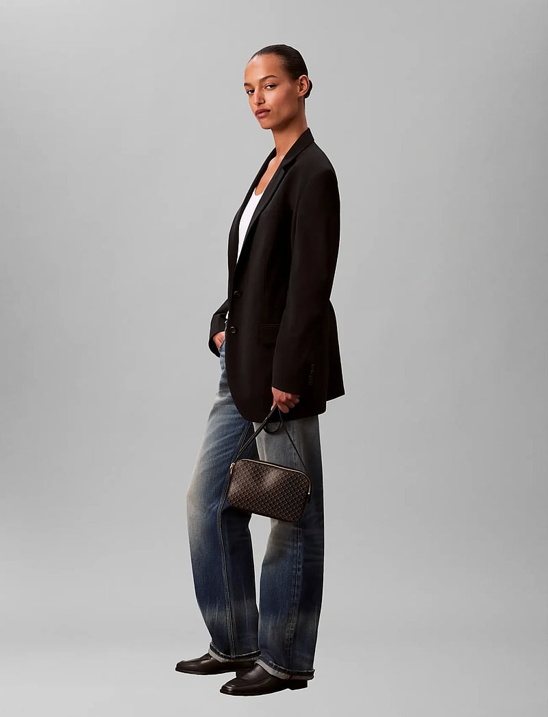 Calvin Klein - EMBLEM AOP ELONGATED CAMERA BAG - umhängetaschen - black aop - 0