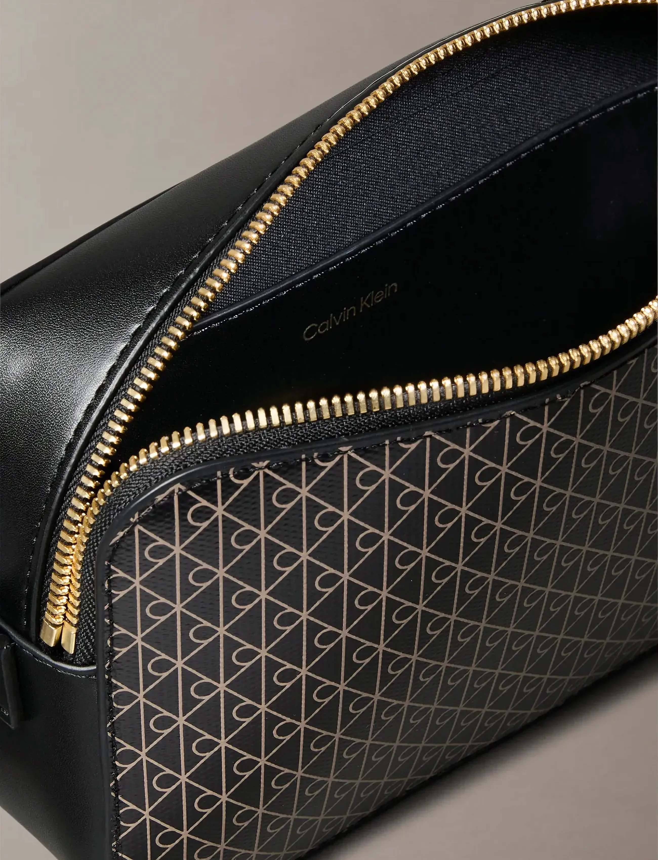 Calvin Klein Emblem Aop Elongated Camera Bag axelremsväskor dam – bild 2