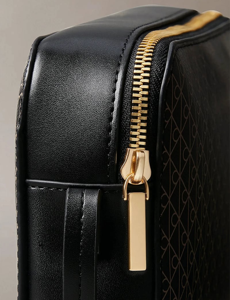Calvin Klein - EMBLEM AOP ELONGATED CAMERA BAG - umhängetaschen - black aop - 3
