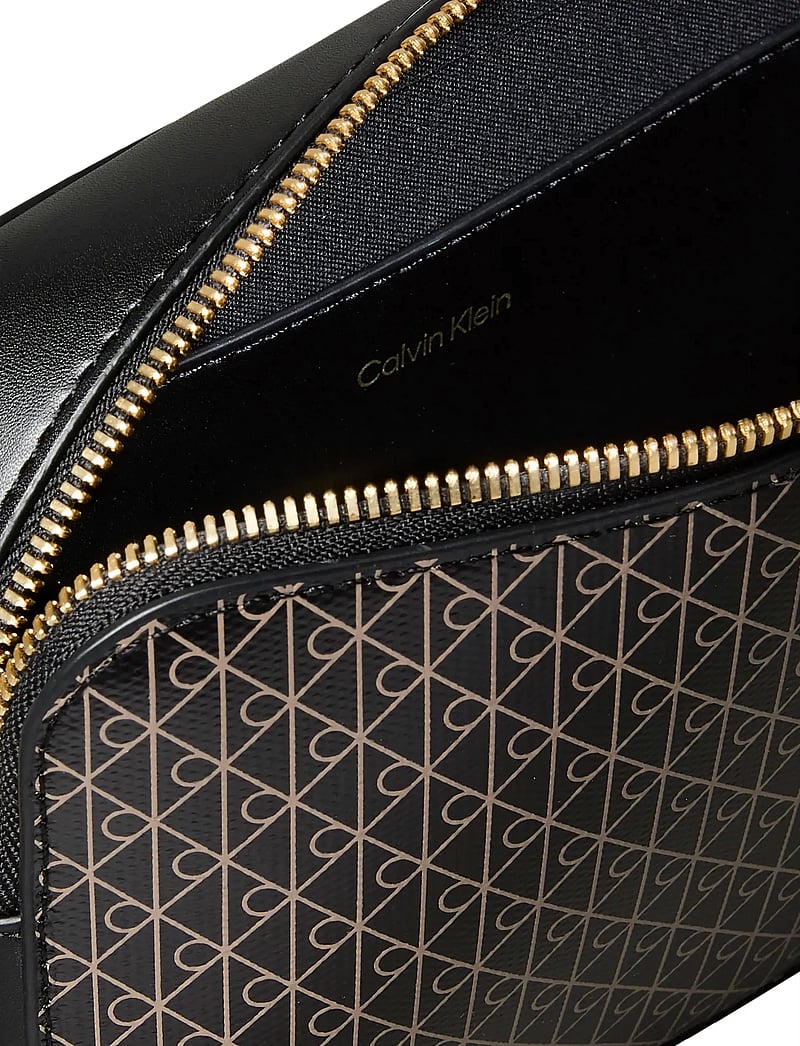Calvin Klein - EMBLEM AOP ELONGATED CAMERA BAG - umhängetaschen - black aop - 5