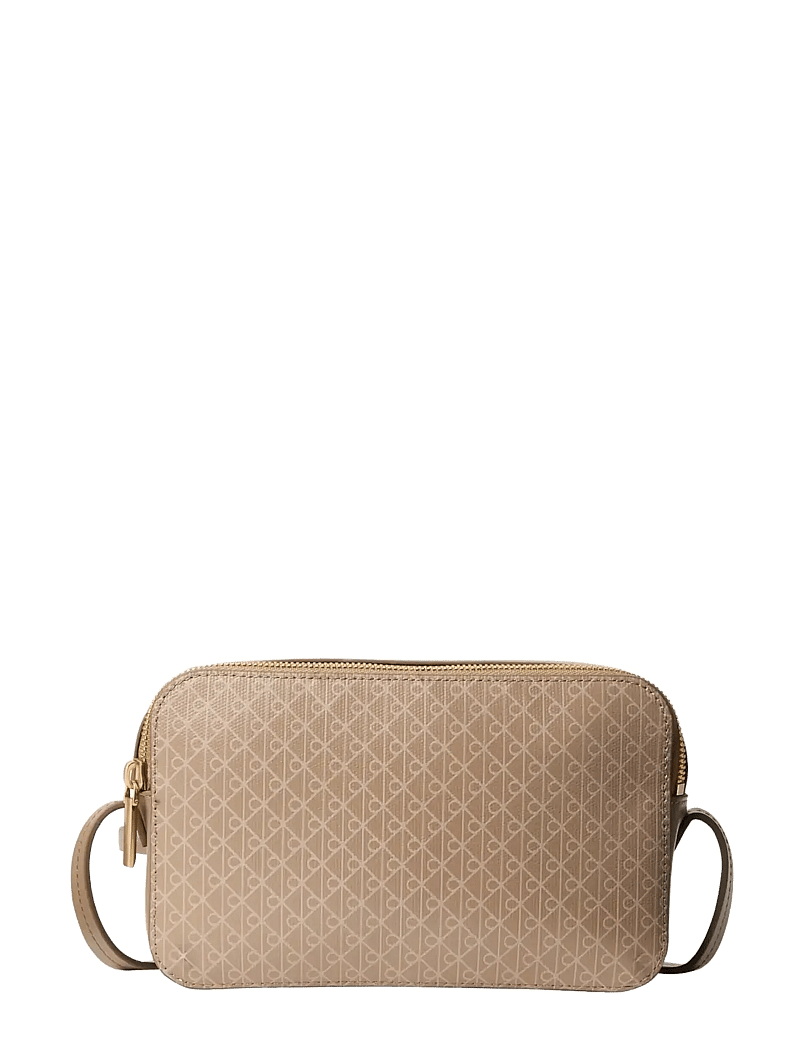 Calvin Klein - EMBLEM AOP ELONGATED CAMERA BAG - crossbody tassen - desert taupe aop - 0
