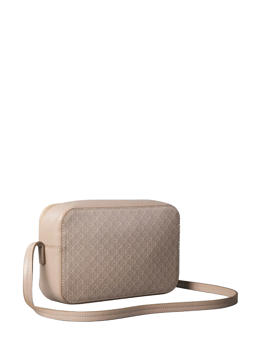 Calvin Klein - EMBLEM AOP ELONGATED CAMERA BAG - umhängetaschen - desert taupe aop - 1