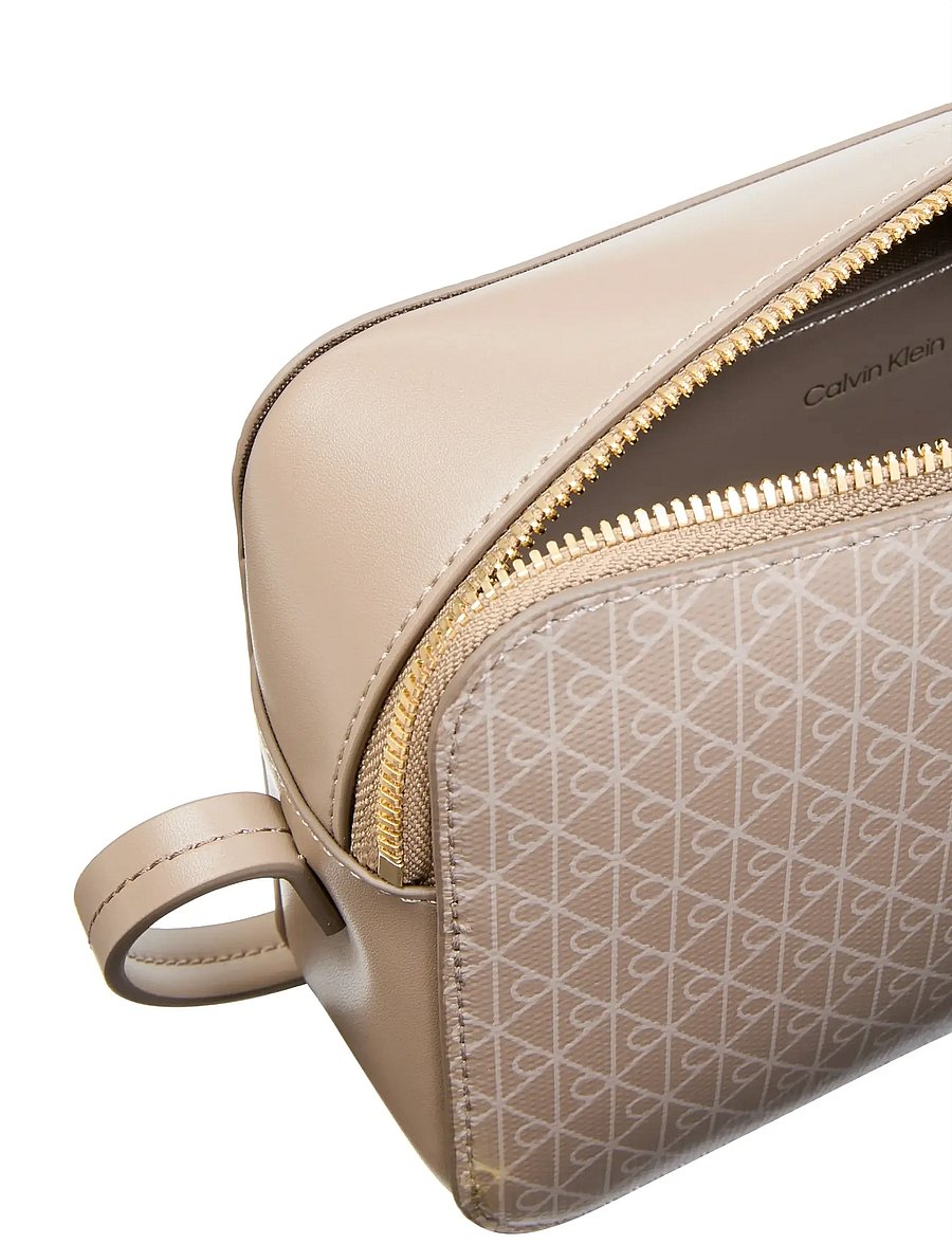 Calvin Klein - EMBLEM AOP ELONGATED CAMERA BAG - umhängetaschen - desert taupe aop - 2