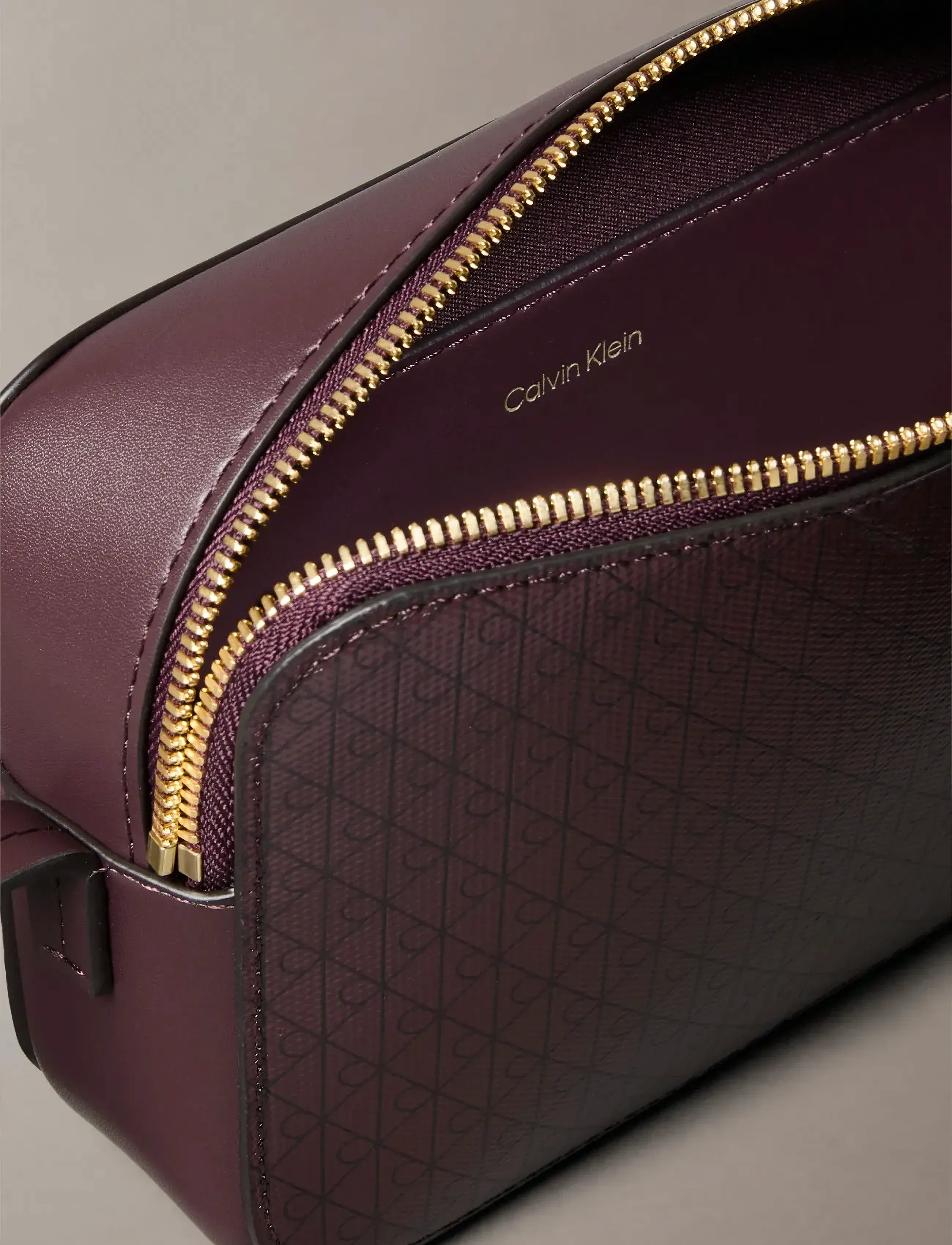 Calvin Klein - EMBLEM AOP ELONGATED CAMERA BAG - crossbody bags - fudge aop - 1