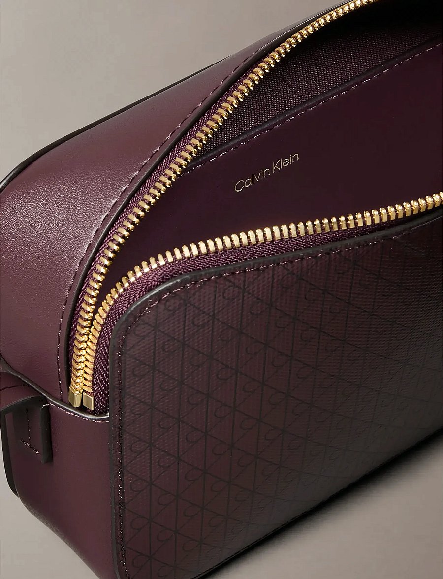 Calvin Klein - EMBLEM AOP ELONGATED CAMERA BAG - crossbody tassen - fudge aop - 1