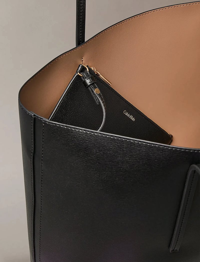 Calvin Klein - FOIL LOGO TOTE W/POUCH - shoppere - black/toasted coconut - 2