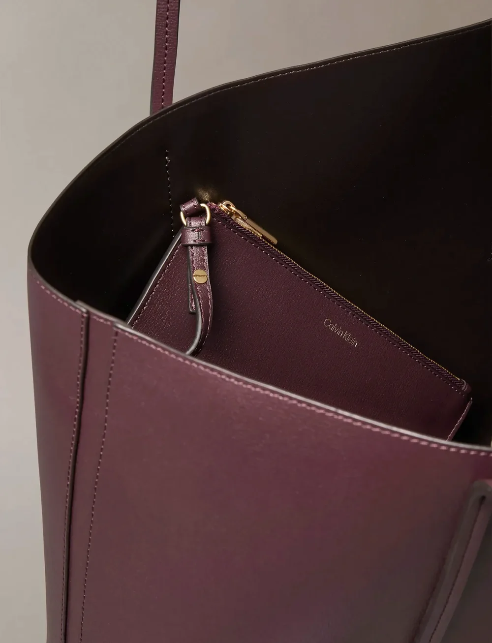 Calvin Klein - FOIL LOGO TOTE W/POUCH - shoppers - fudge/espresso - 2