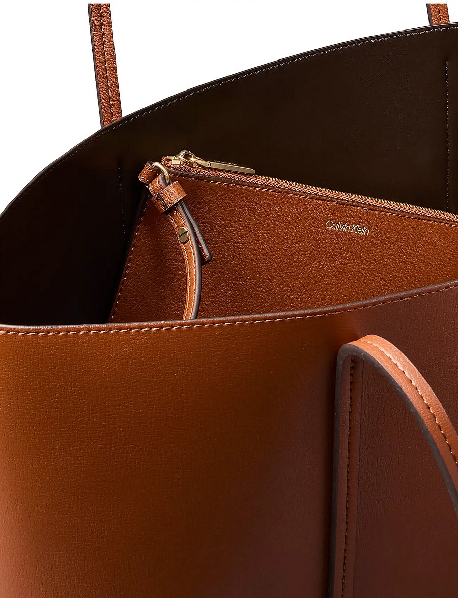 Calvin Klein - FOIL LOGO TOTE W/POUCH - ostukotid - natural umber - 2