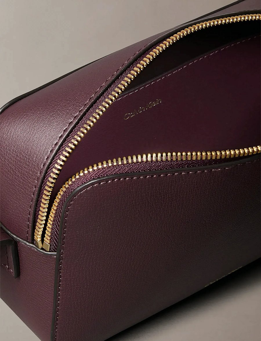 Calvin Klein - FOIL LOGO ELONGATED CAMERA BAG - crossbody bags - fudge/espresso - 1