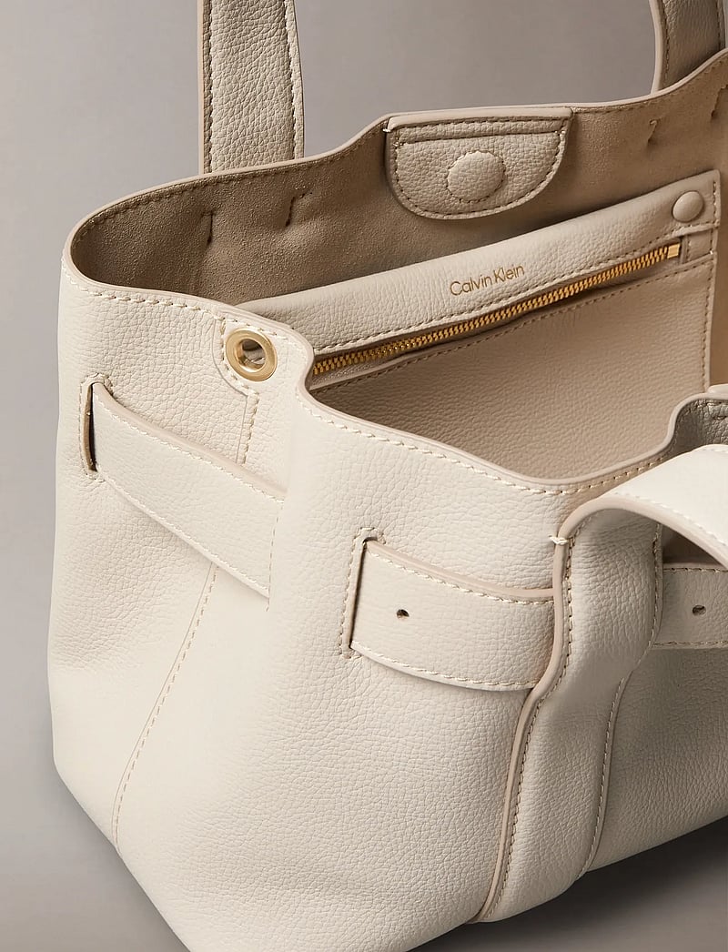 Calvin Klein - BUCKLE MINI TOTE WITH STRAP - særlige begivenheder - chateau - 2