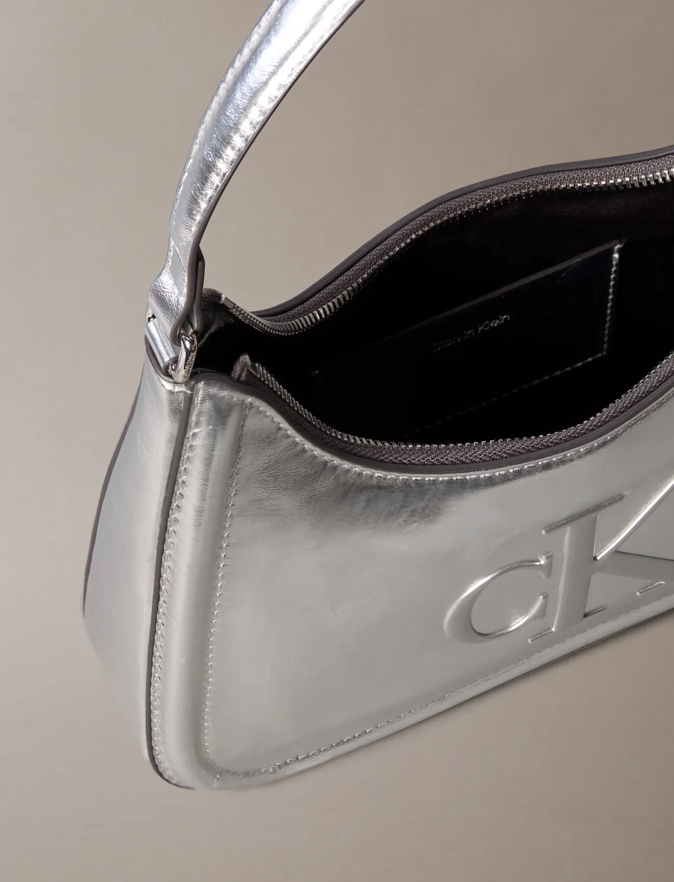 Calvin Klein - BOLD CK METALLIC SHOULDER BAG - plecu somas - silver metallic - 3