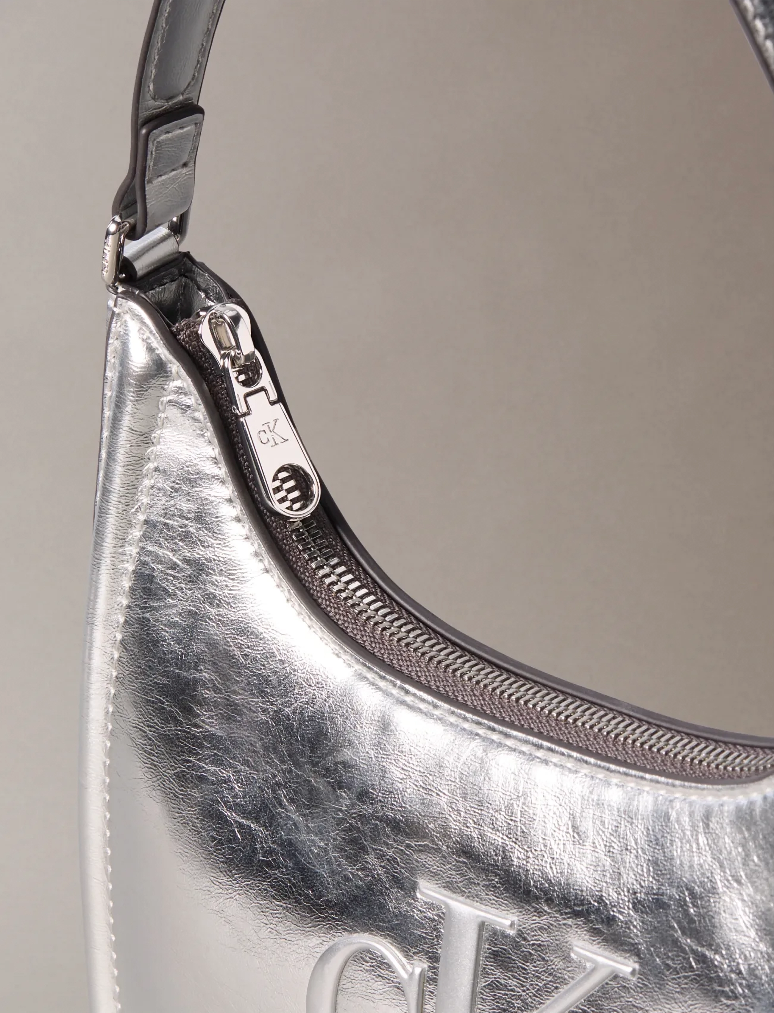 Calvin Klein - BOLD CK METALLIC SHOULDER BAG - plecu somas - silver metallic - 4