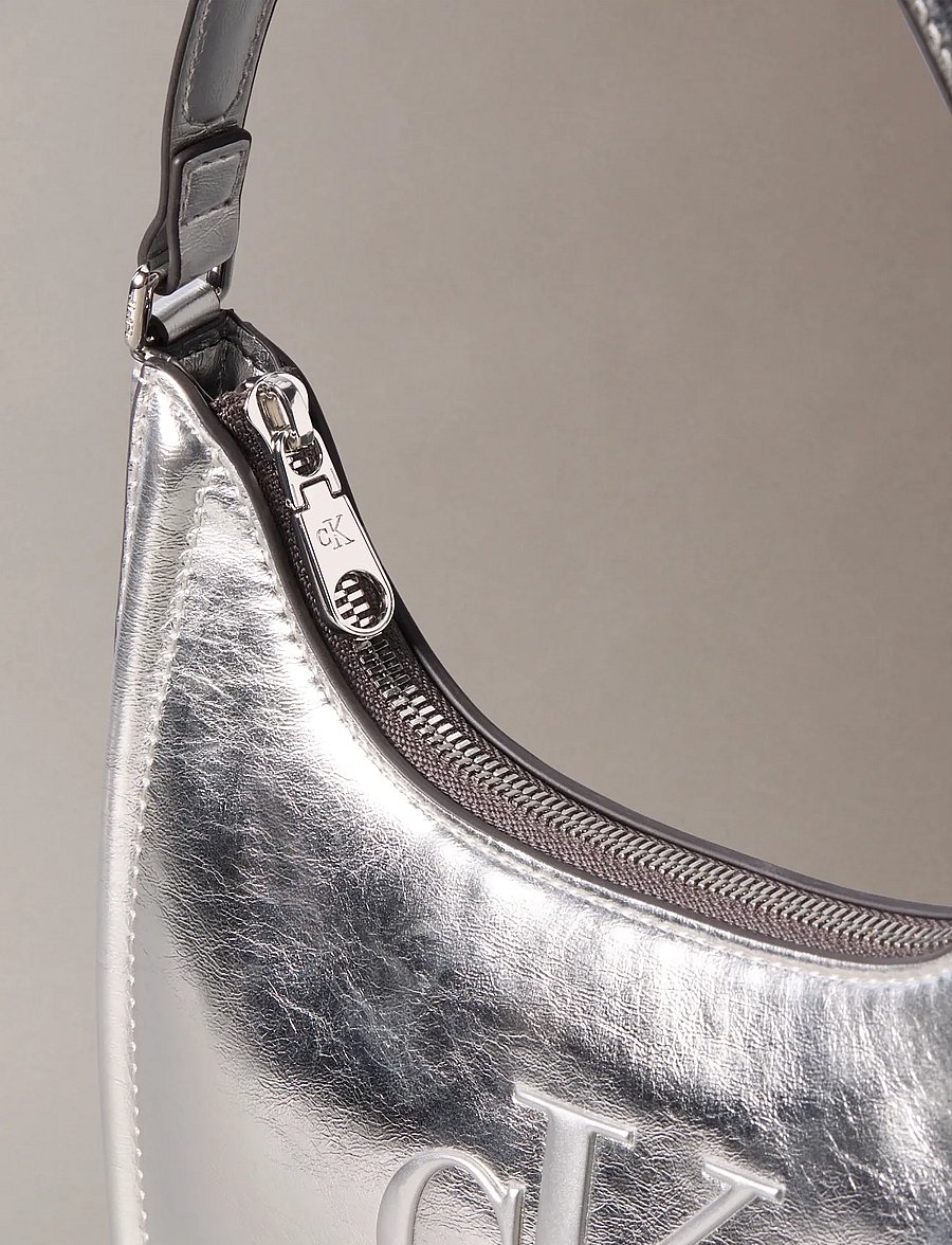 Calvin Klein - BOLD CK METALLIC SHOULDER BAG - plecu somas - silver metallic - 4