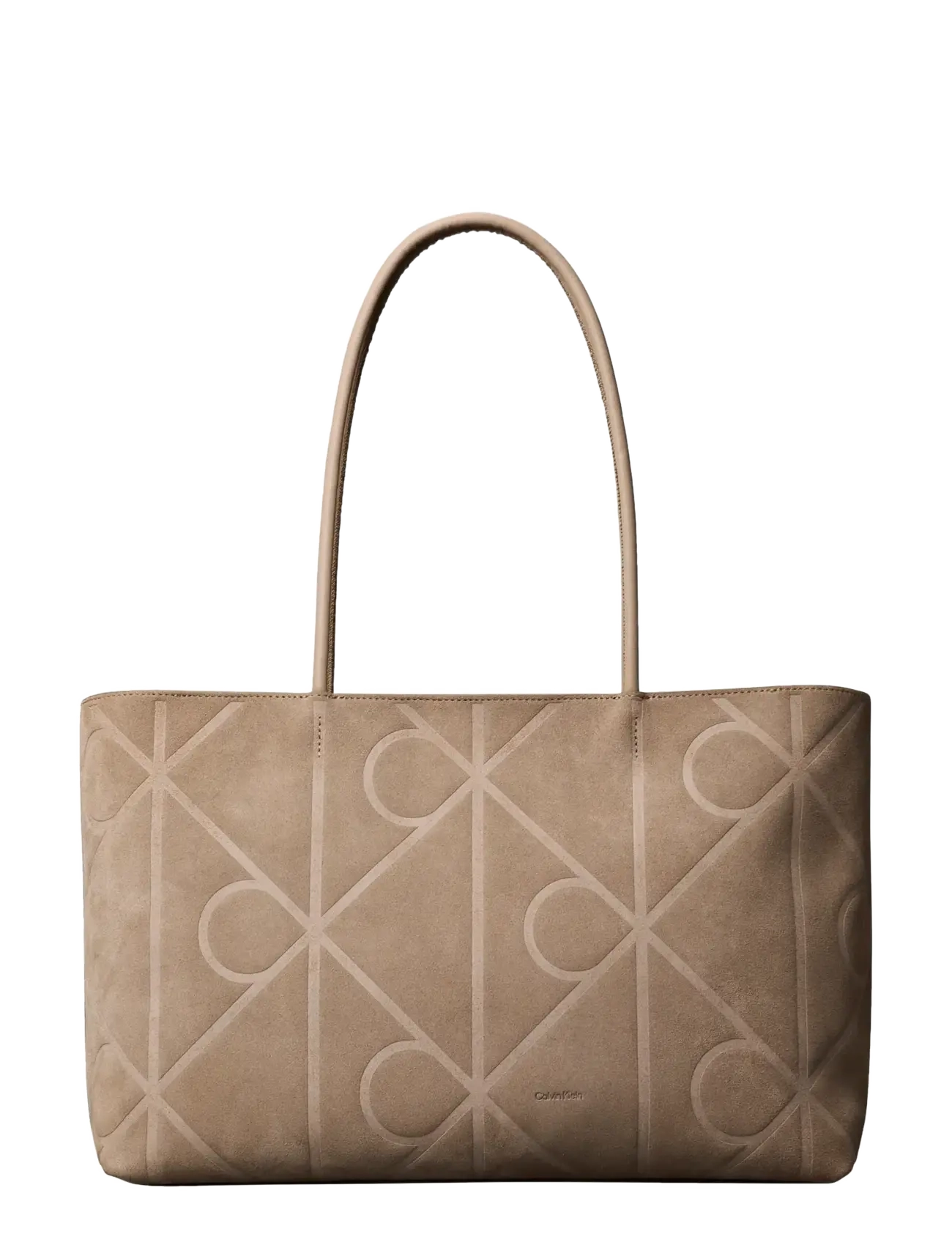 Calvin Klein EMBLEM AOP EMBOSSED SUEDE TOTE - Nyheder - DESERT TAUPE / beige