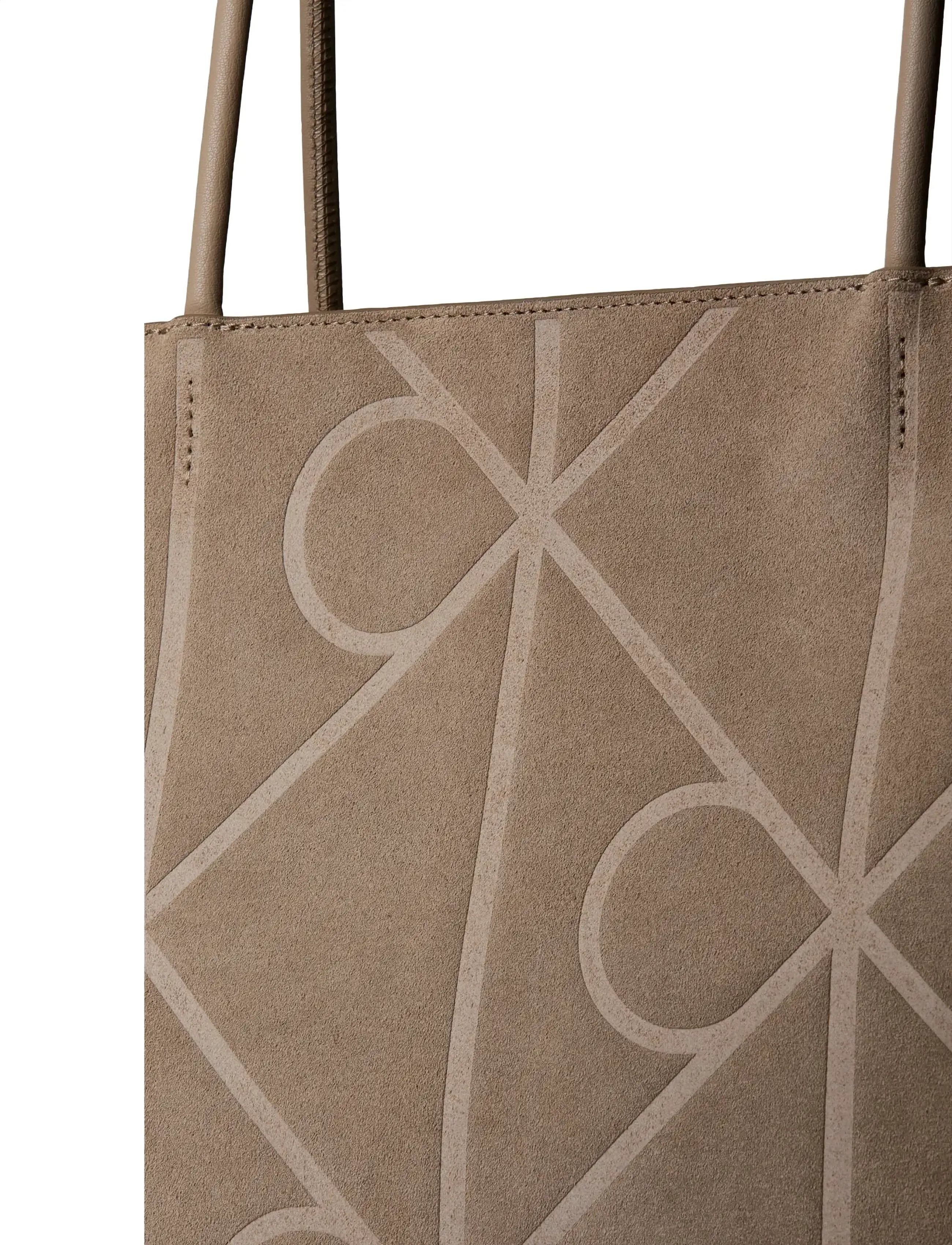 Calvin Klein - EMBLEM AOP EMBOSSED SUEDE TOTE - desert taupe - 4