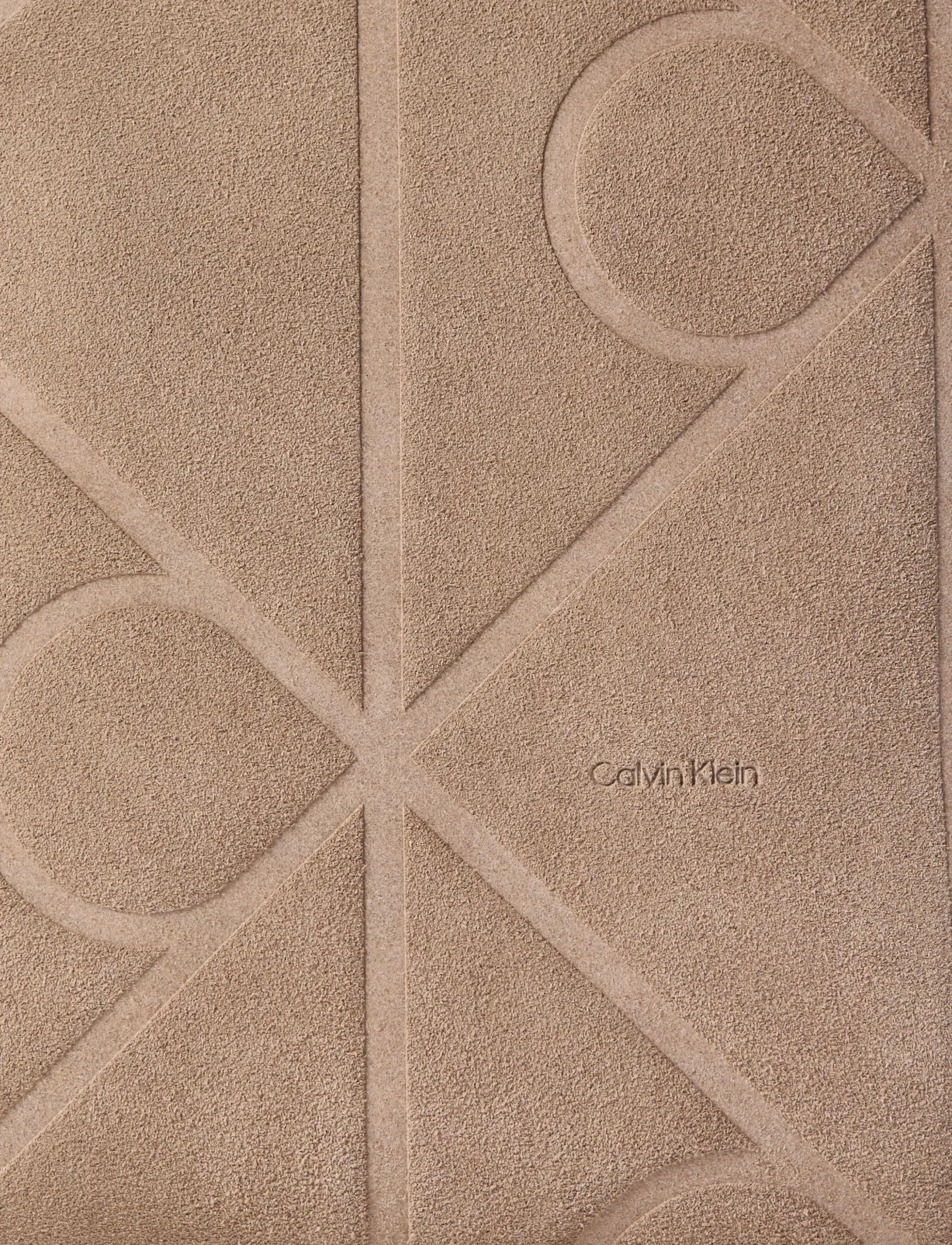 Calvin Klein - EMBLEM AOP SUEDE SMALL TOTE - tote bags - desert taupe - 3