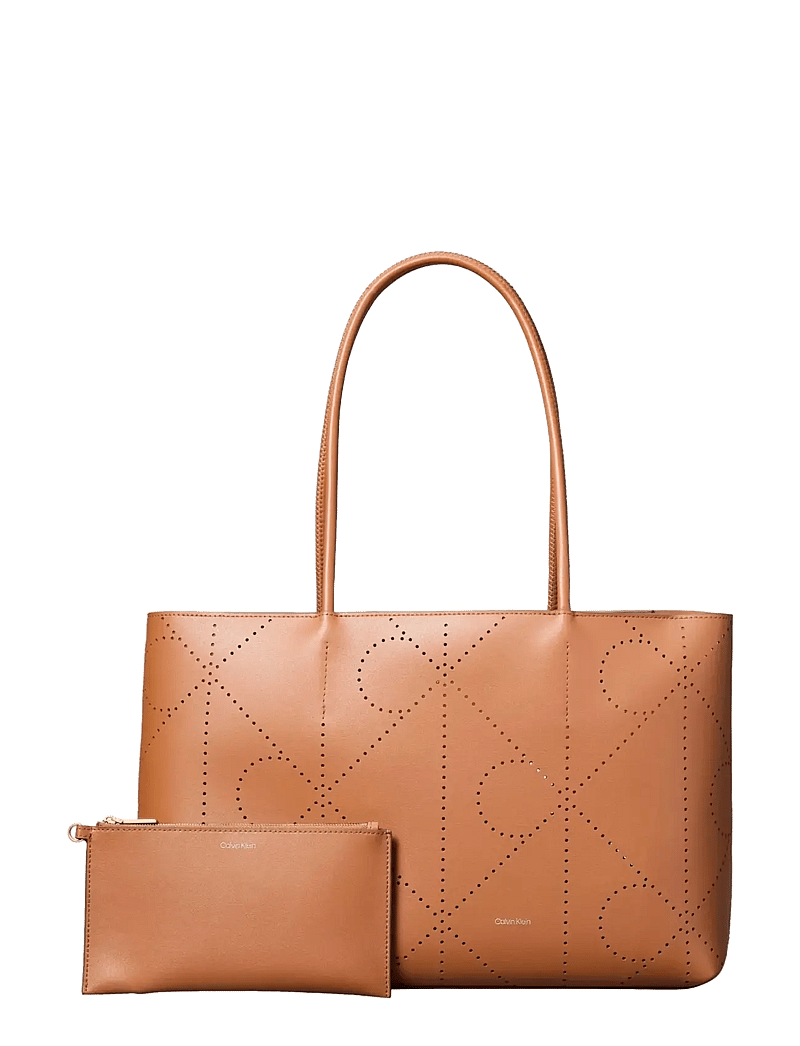 Calvin Klein - EMBLEM AOP PERFOR LTHR TOTE - shoppingväskor - argan oil - 1