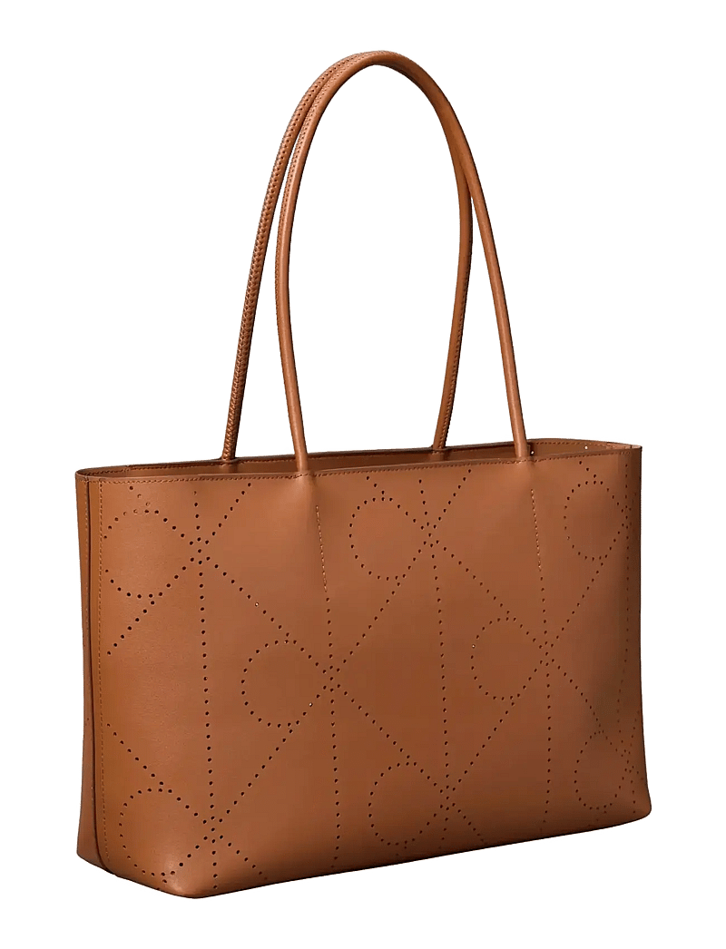 Calvin Klein - EMBLEM AOP PERFOR LTHR TOTE - shoppingväskor - argan oil - 2