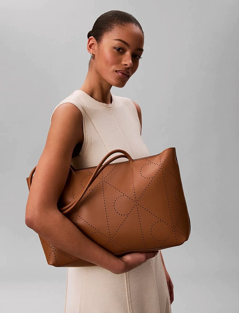 Calvin Klein - EMBLEM AOP PERFOR LTHR TOTE - shoppingväskor - argan oil - 0