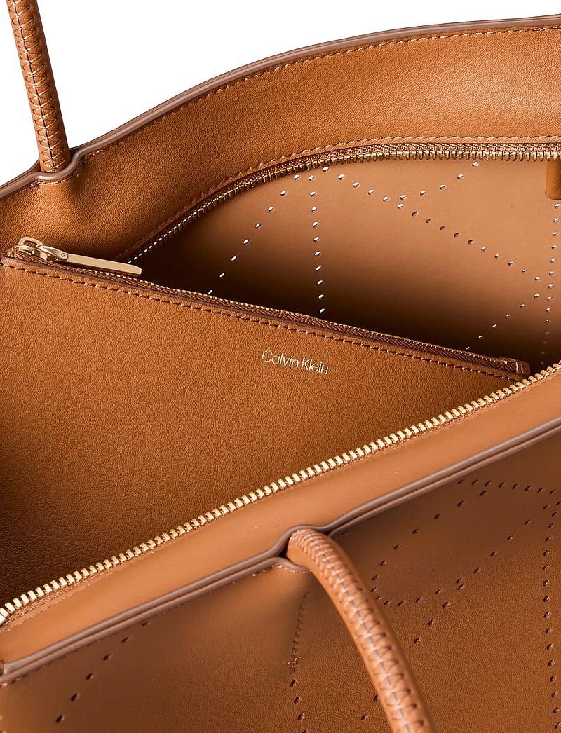 Calvin Klein - EMBLEM AOP PERFOR LTHR TOTE - shoppingväskor - argan oil - 3