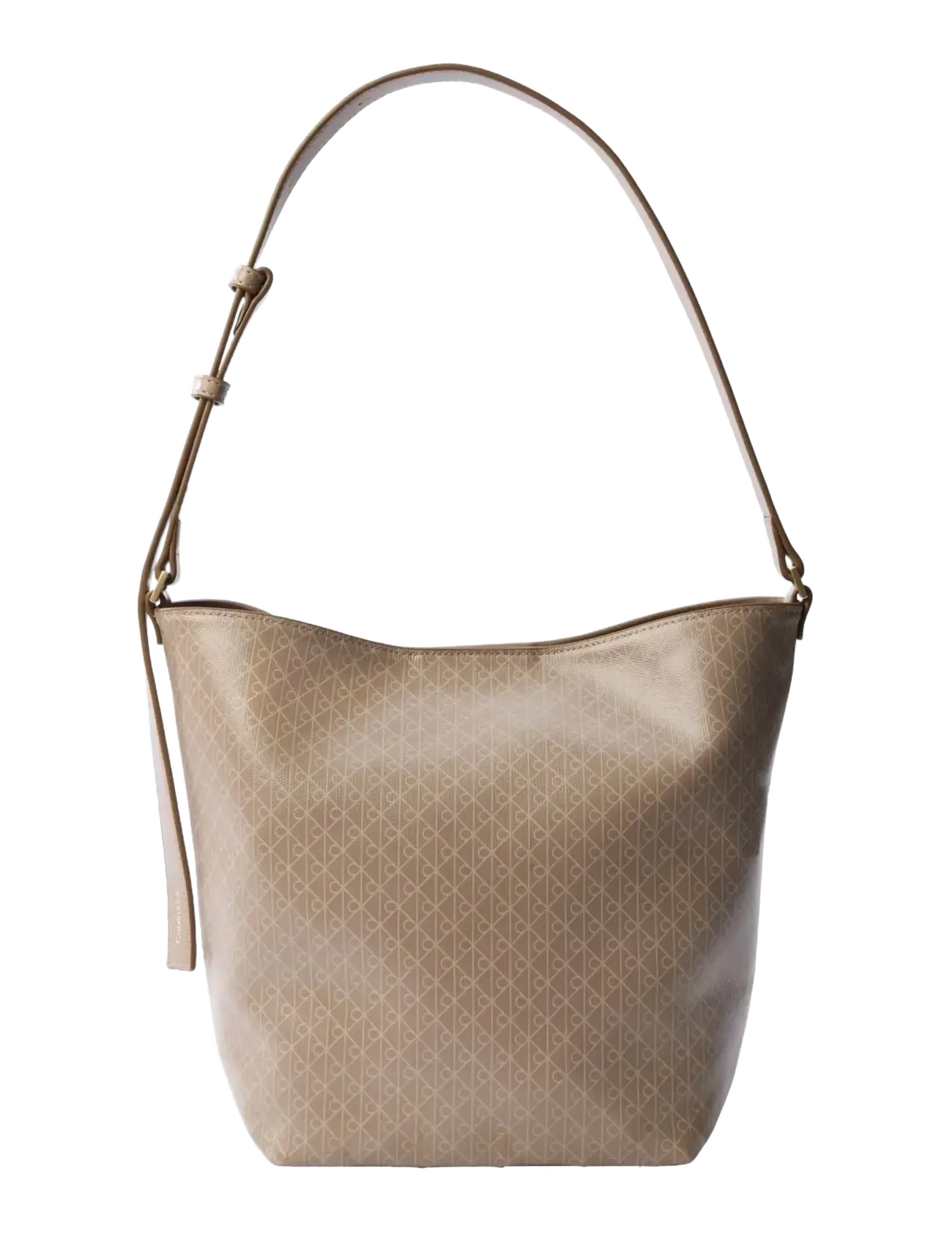 Calvin Klein EMBLEM AOP MEDIUM BUCKET - Väskor - DESERT TAUPE AOP / beige