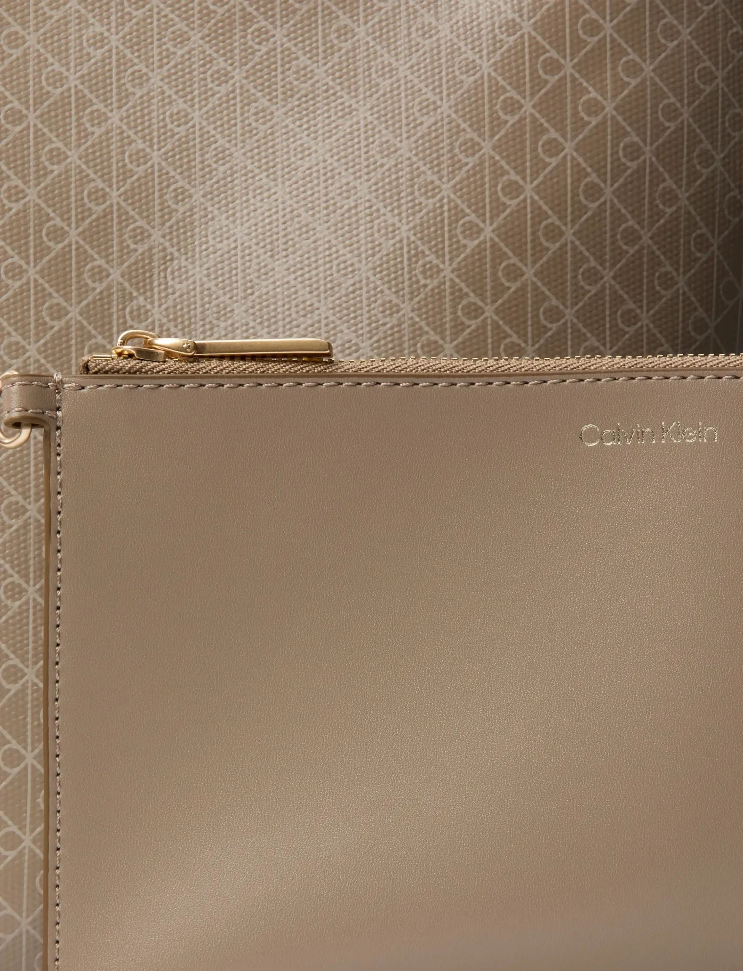 Calvin Klein - EMBLEM AOP MEDIUM BUCKET - festtøj til outletpriser - desert taupe aop - 2