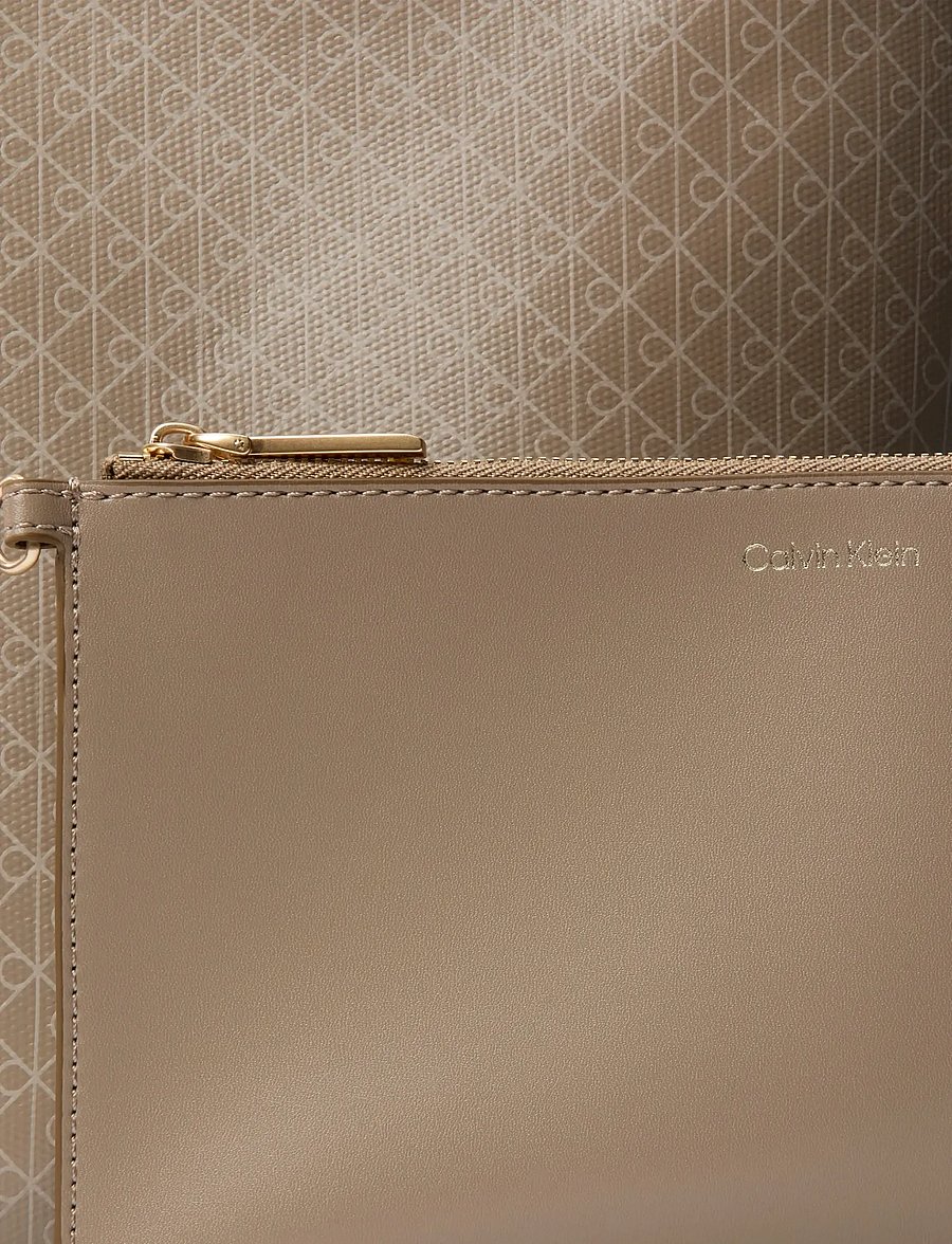 Calvin Klein - EMBLEM AOP MEDIUM BUCKET - igapäevane stiil - desert taupe aop - 2