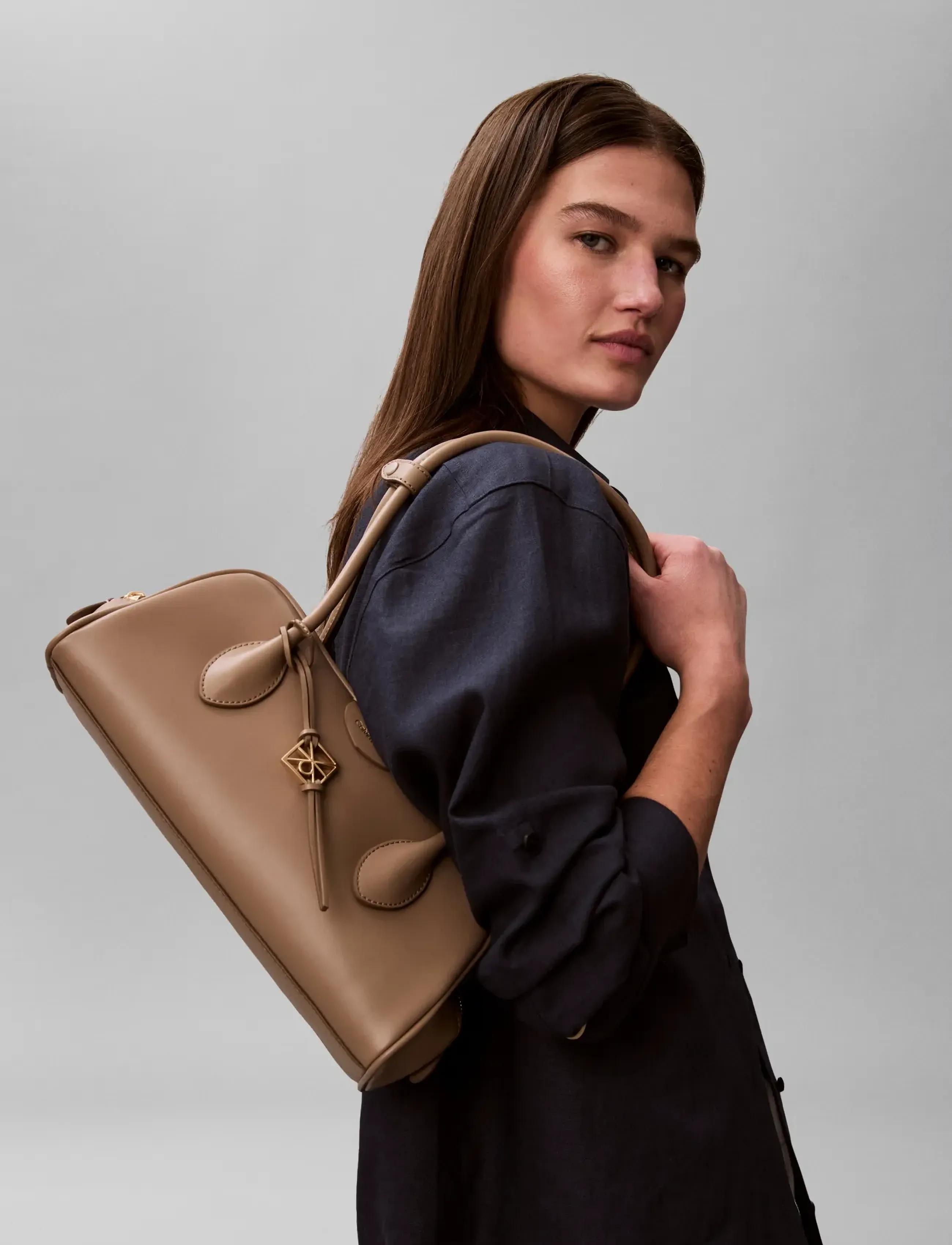 Calvin Klein - EMBLEM TRIO SHOULDER BAG - premium stiilid - desert taupe - 0
