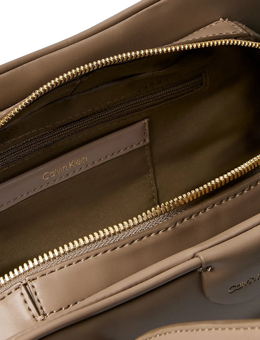 Calvin Klein - EMBLEM TRIO SHOULDER BAG - hverdags stil - desert taupe - 2
