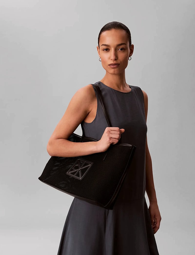Calvin Klein - EMBLEM MESH TOTE - tote bags - black - 2